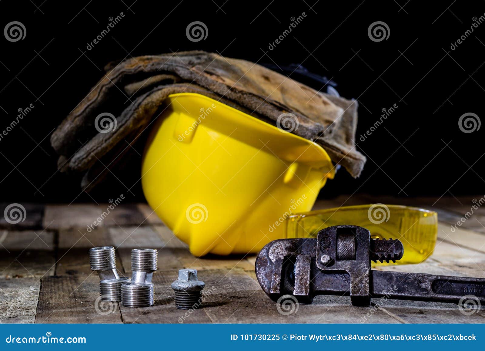 L'hydraulique, outils pour le plombier sur la table en bois L'atelier, ajournent a. L'hydraulique, outils pour le plombier sur la table en bois Atelier, table et outils - clé réglable, connecteurs, clés Fond noir