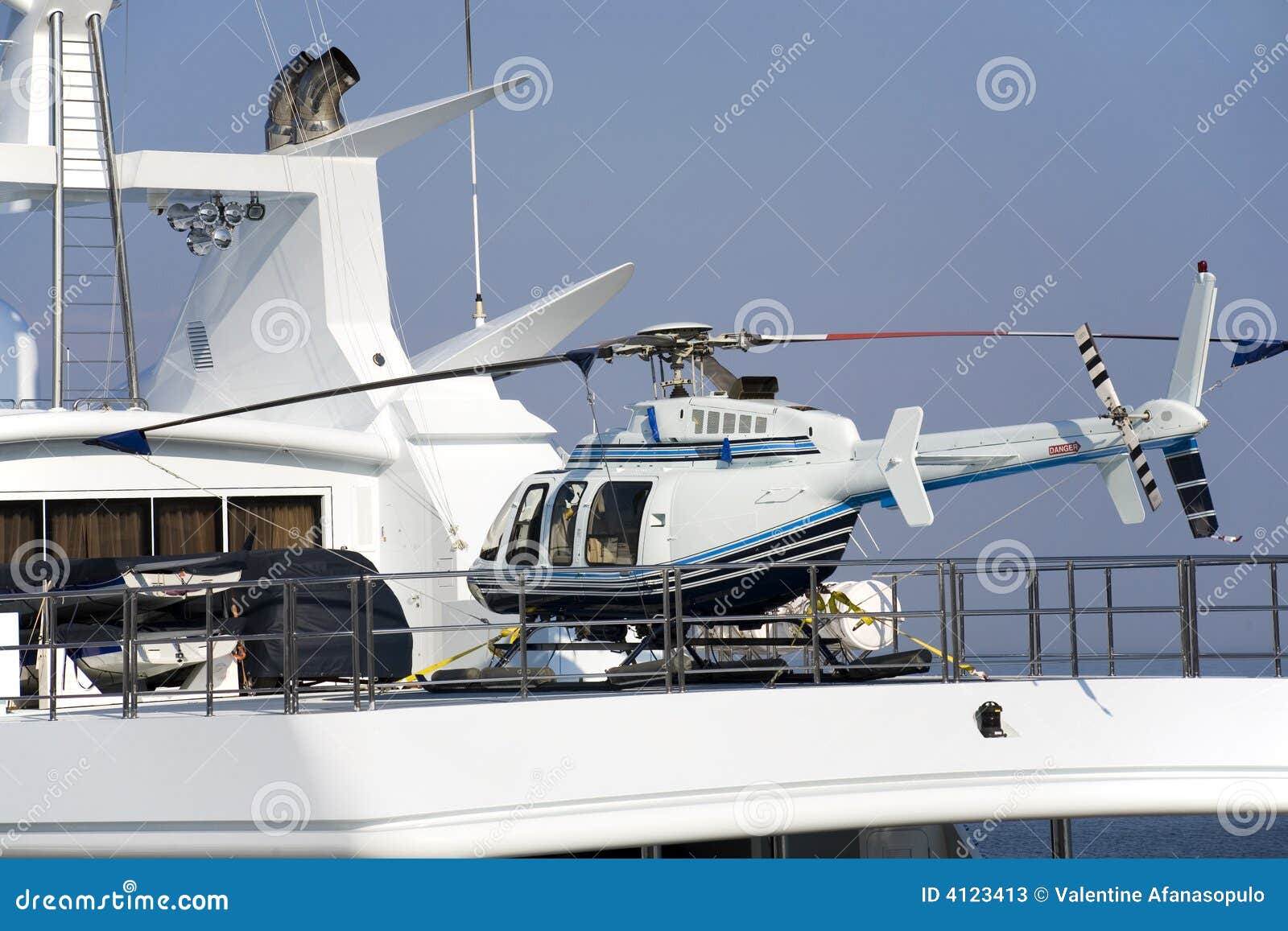 helicoptere sur yacht