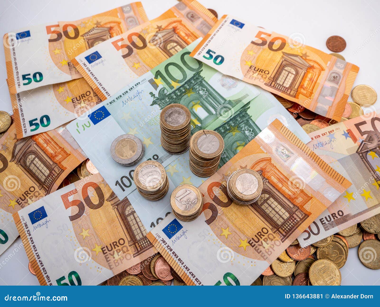 L Image De L Euro Argent Dans Les Pieces Et Les Billets Se Ferment Image Stock Image Du Commerce Bancaire