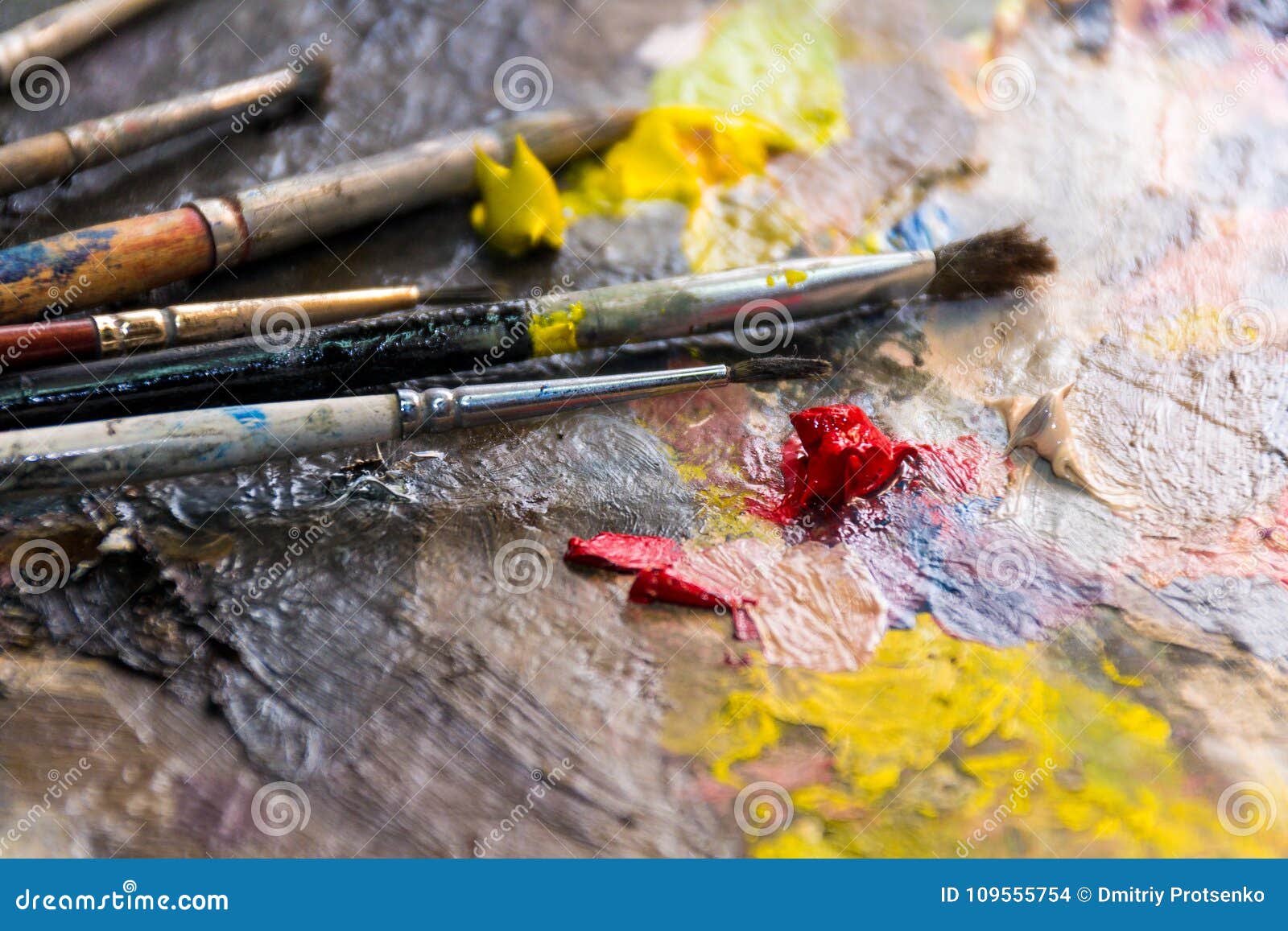 L Insieme Delle Spazzole Differenti E Delle Pitture Ad Olio Da Dipingere Ha Sparso Su Una Vista Di Legno Scura Del Piano D Appogg Fotografia Stock Immagine Di Hobby Artistico