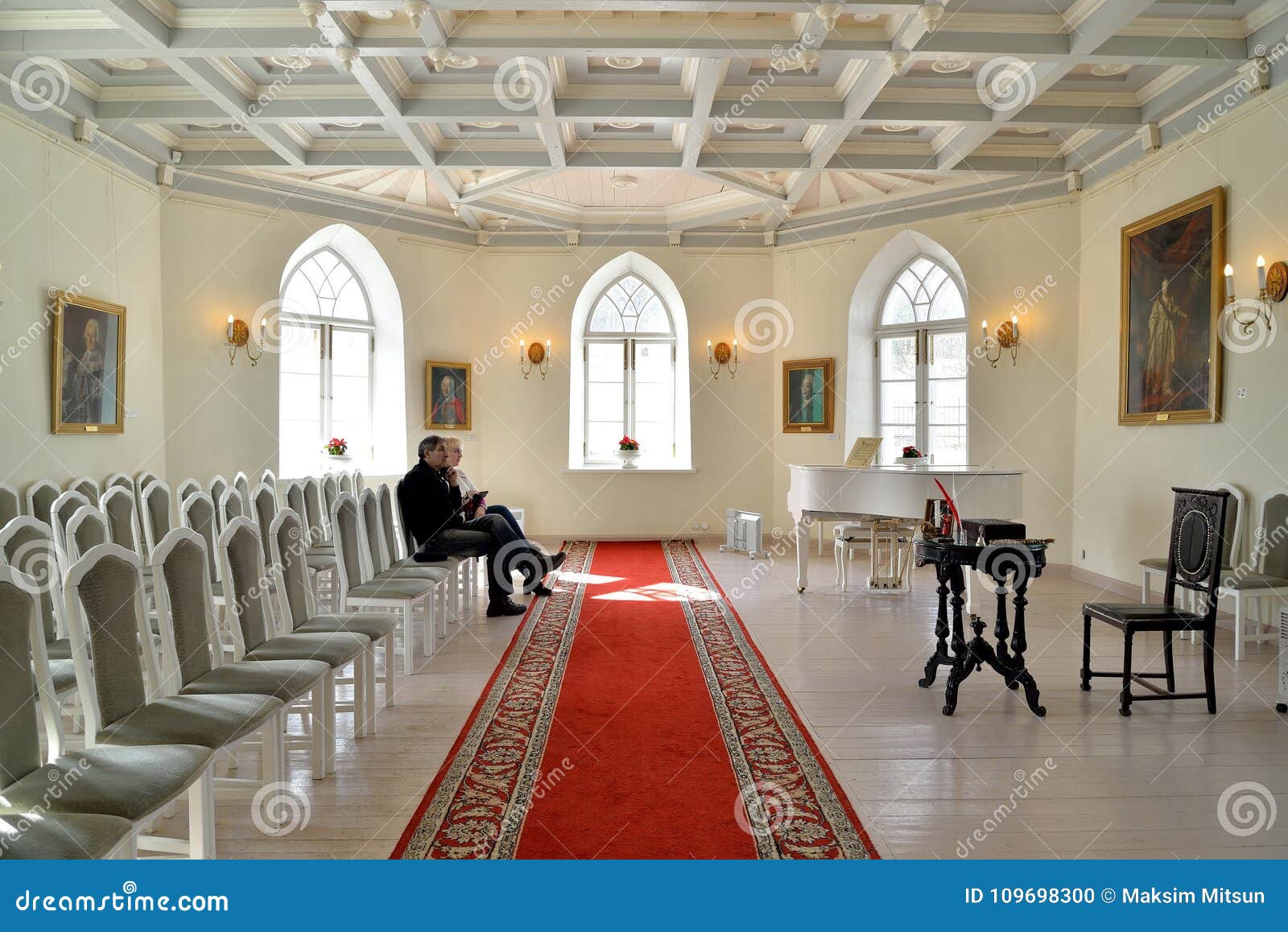 L'interno del corridoio bianco della cappella del priore Palac. St PIETROBURGO, RUSSIA - 3 MARZO 2017: L'interno del corridoio bianco della cappella del palazzo del priore in Gatcina