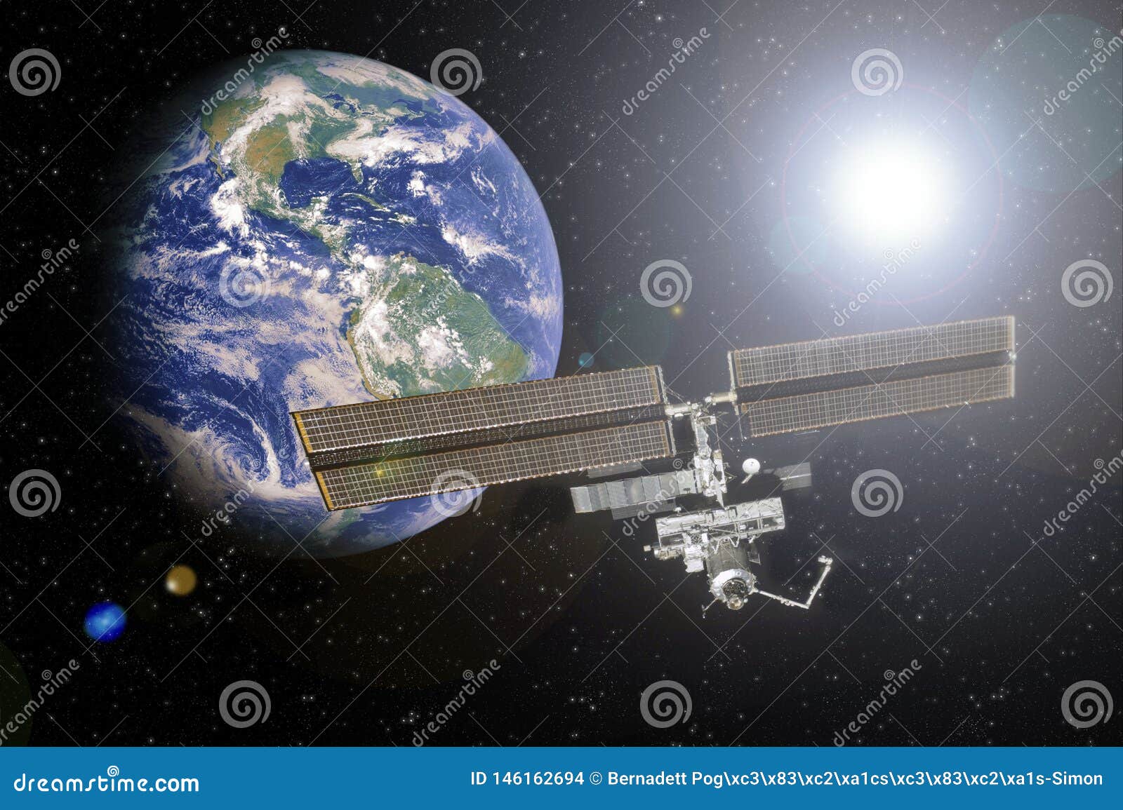 L'ISS preso con la terra nei precedenti negli elementi dello spazio di questa immagine ha fornito dalla NASA. L'ISS preso con la terra nei precedenti nello spazio con luce degli elementi delle stelle di questa immagine ha fornito dalla NASA