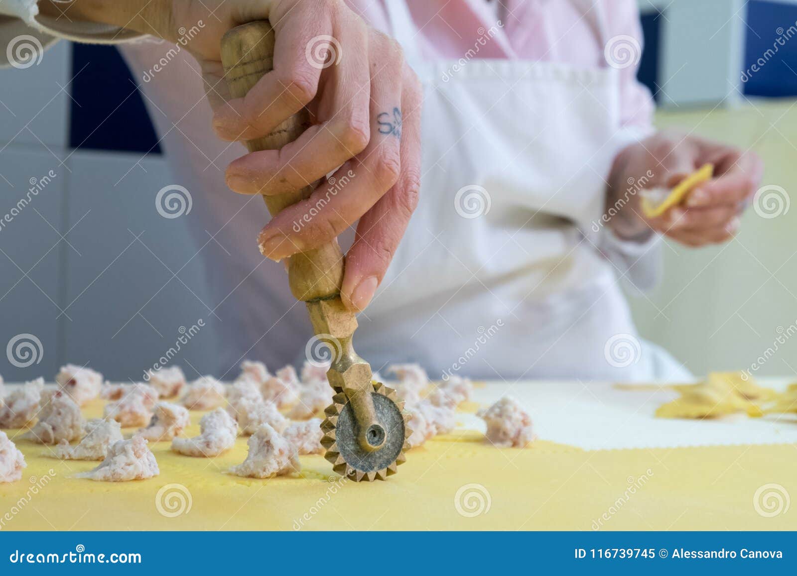 L'Italia, Sfoglina Che Taglia Pasta Fresca Immagine Stock - Immagine di  italia, fabbrica: 116739745