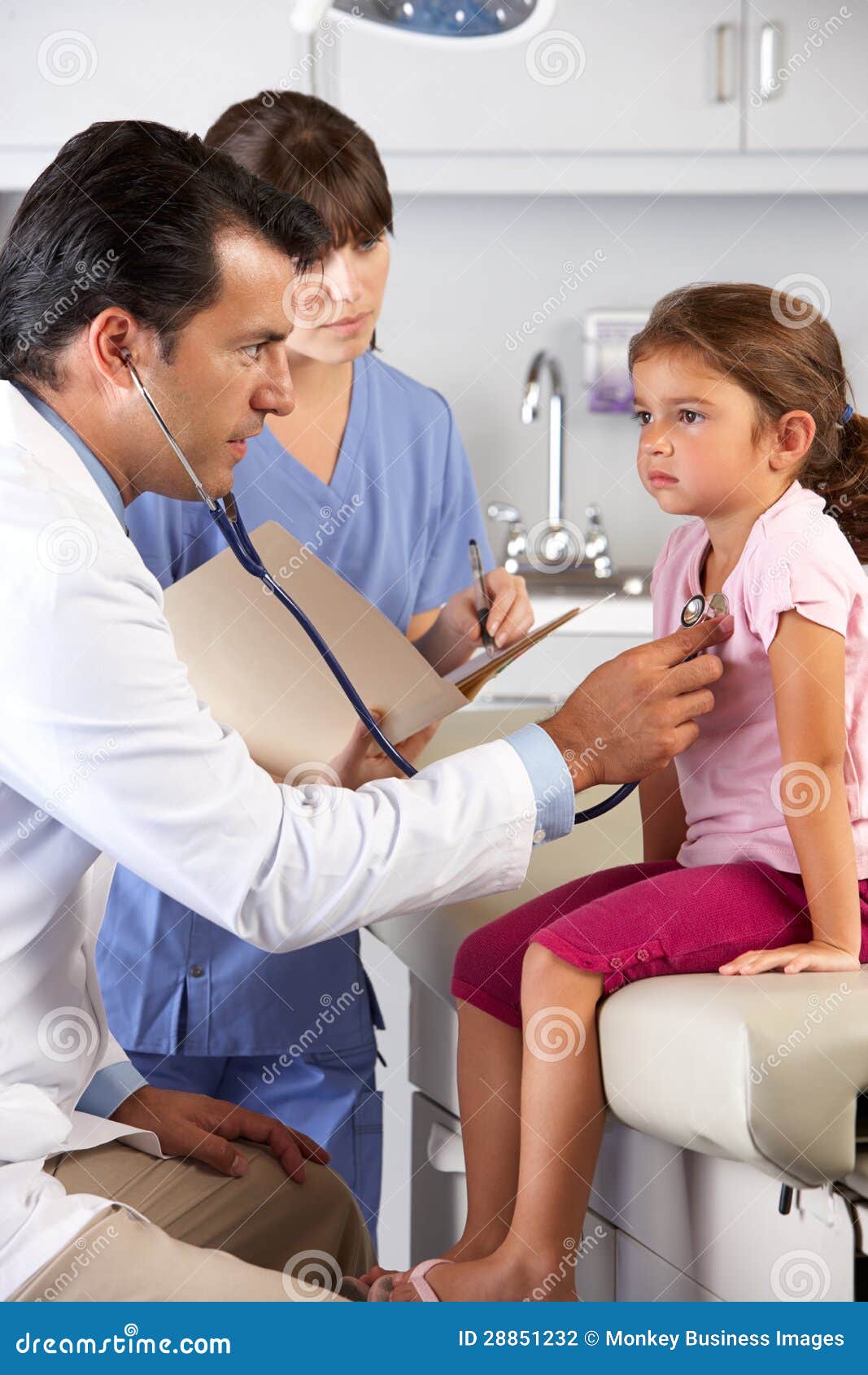 L'Office Del Bambino Del Dottore Visualizzante Paziente Fotografia
