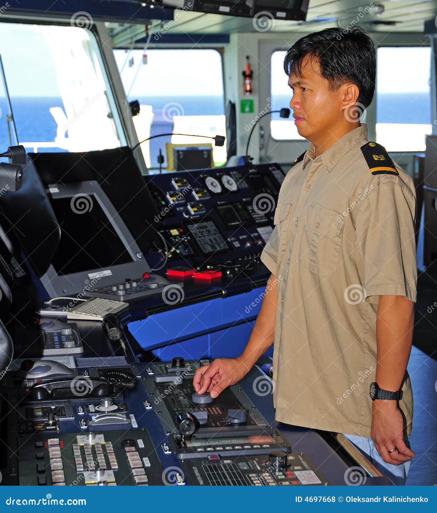 L'officier De Navigation Manage Le Pilote Automatique Photo stock