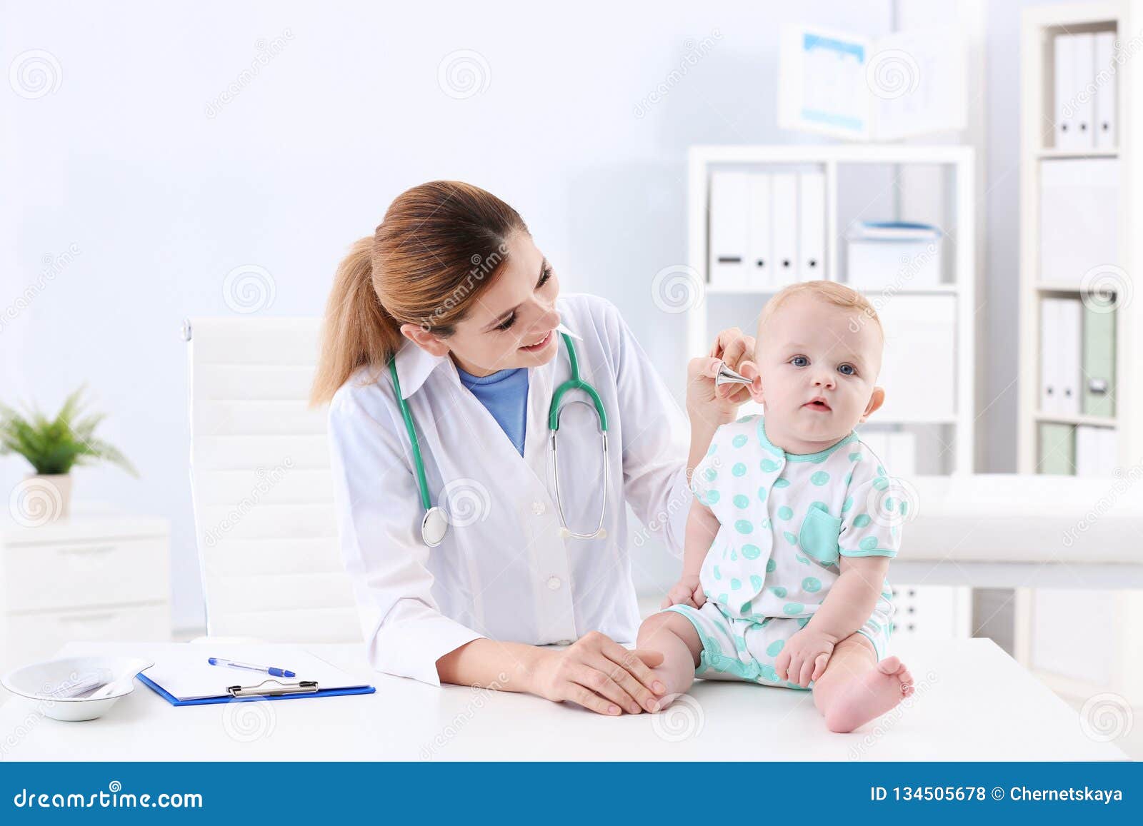 L Oreille Du Bebe De Examen Du Docteur Des Enfants Photo Stock Image Du Mauvais Caucasien L Oreille Du Bebe De Examen Du Docteur Des Enfants Photo Stock Image Du Mauvais Caucasien