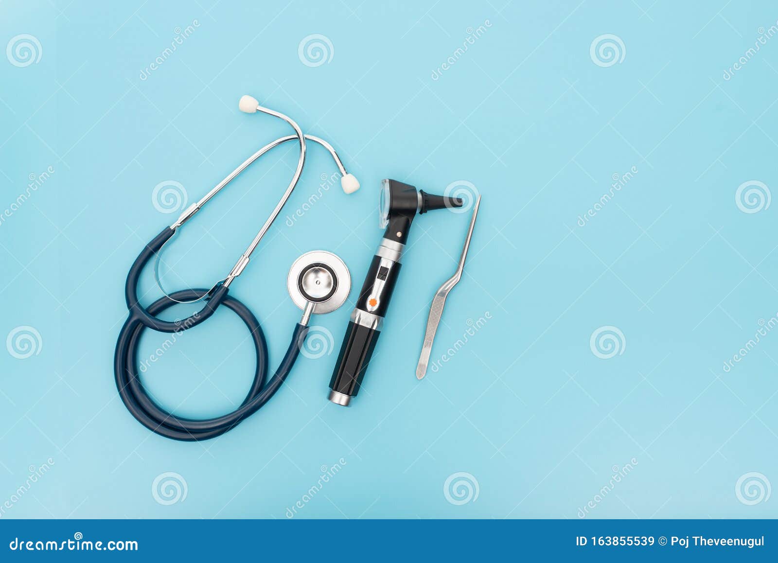 L'otoscope Est Un Appareil Utilisé Dans L'oreille, La Gorge Et Le Nez Image  stock - Image du professionnel, diagnostic: 163855539