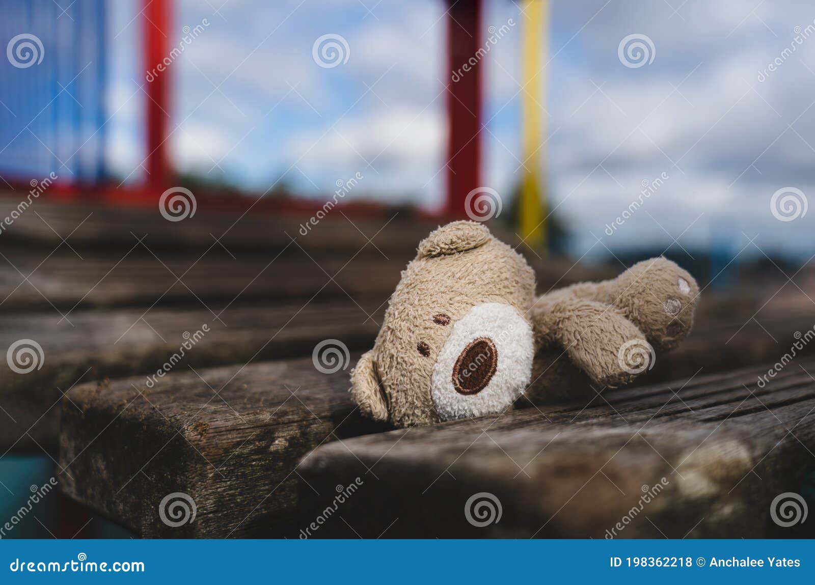 L'ours En Peluche Perdu Couché Sur Le Pont En Bois Dans L'aire De Jeux Dans  La Poupée Isolée Sombre Et Triste Jour Du Visage D'our Photo stock - Image  du solitude, enfant