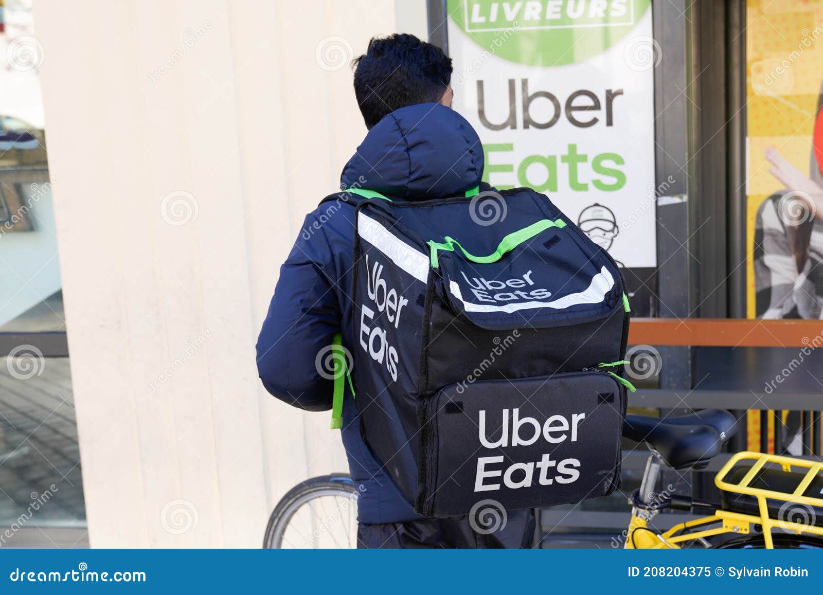 L'uber Mange Le Livreur De Vélo Avec Des Ubereats De Sac à Dos