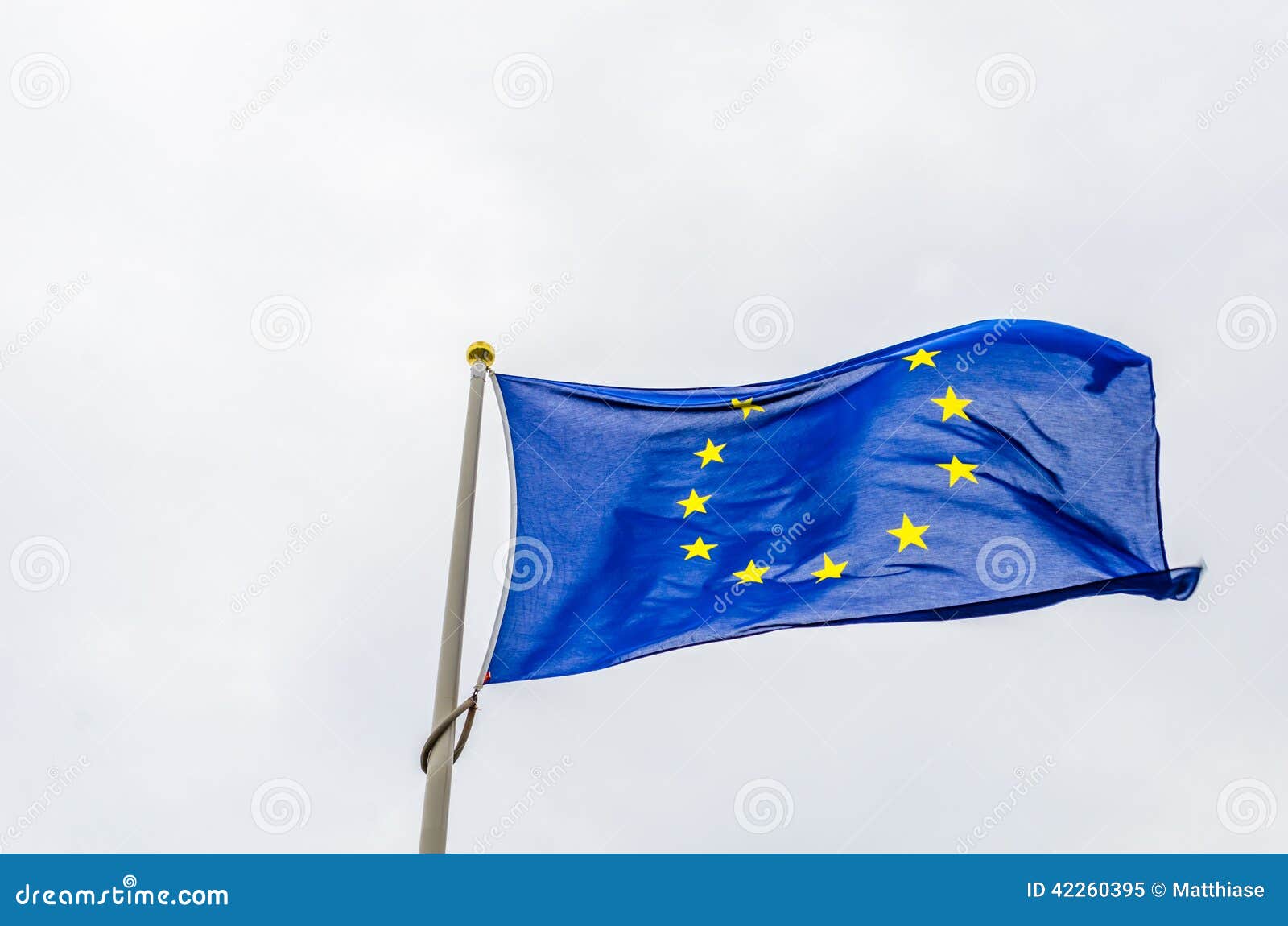 L'UE diminuent. Drapeau des syndicats de l'Europe soufflant dans le vent