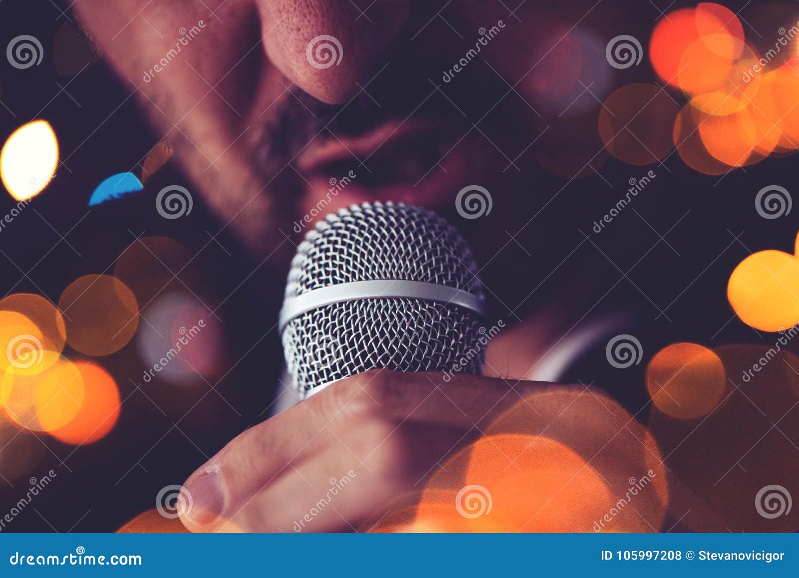 L'uomo Canta Il Karaoke in Una Barra Fotografia Stock Immagine di
