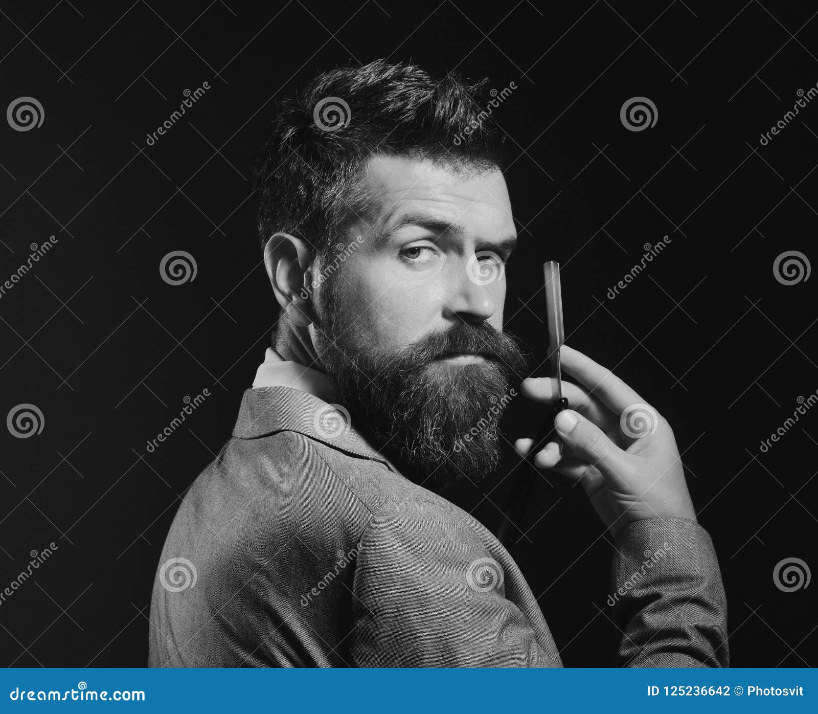 L'uomo Con La Barba Lunga Tiene La Lama Per Il Rasoio Pubblicità Del  Parrucchiere Fotografia Stock - Immagine di barba, commercio: 125236642