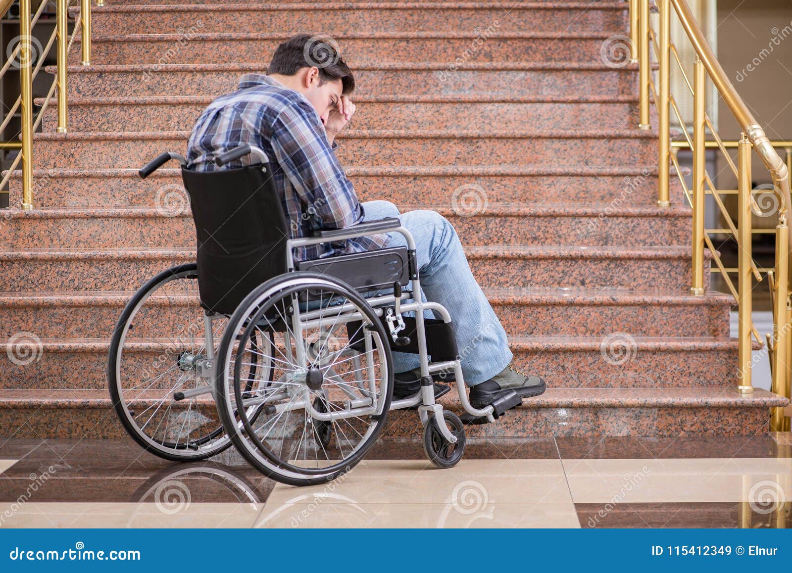 L'uomo Disabile Sulla Sedia A Rotelle Che Ha Difficoltà ...