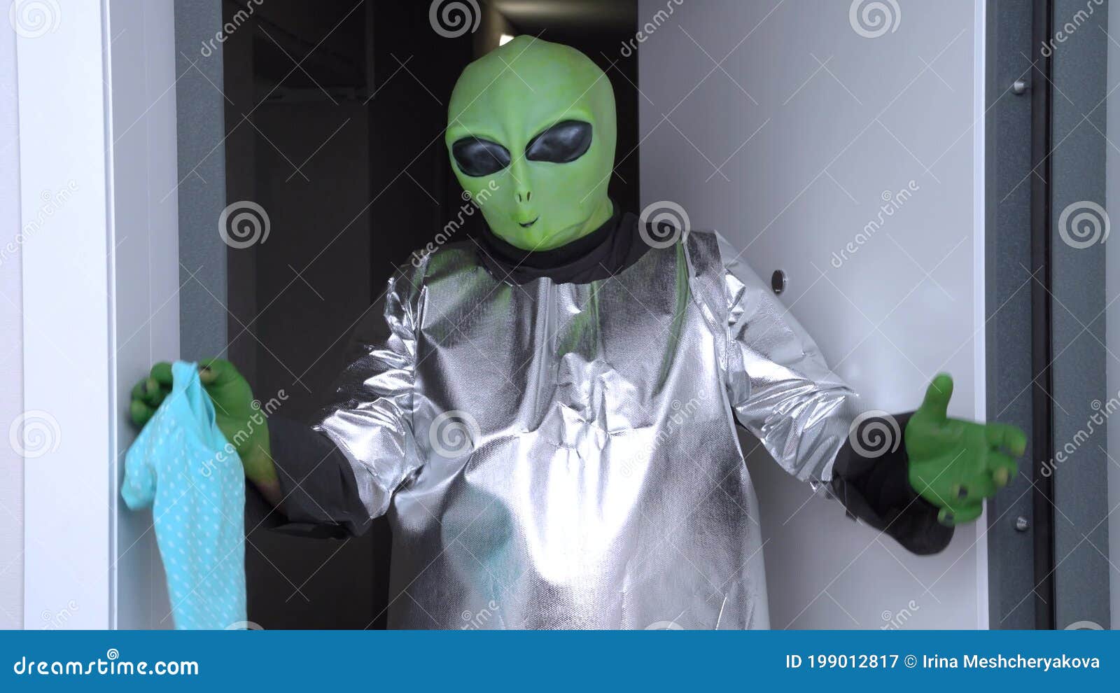 L'uomo Ha Deciso Di Scherzare Con Gli Amici E Si è Presentato a Trovarli in  Un Costume Alieno Equipaggiamento Per La Festa a Tema Archivi Video - Video  di intelligenza, ospite: 199012817