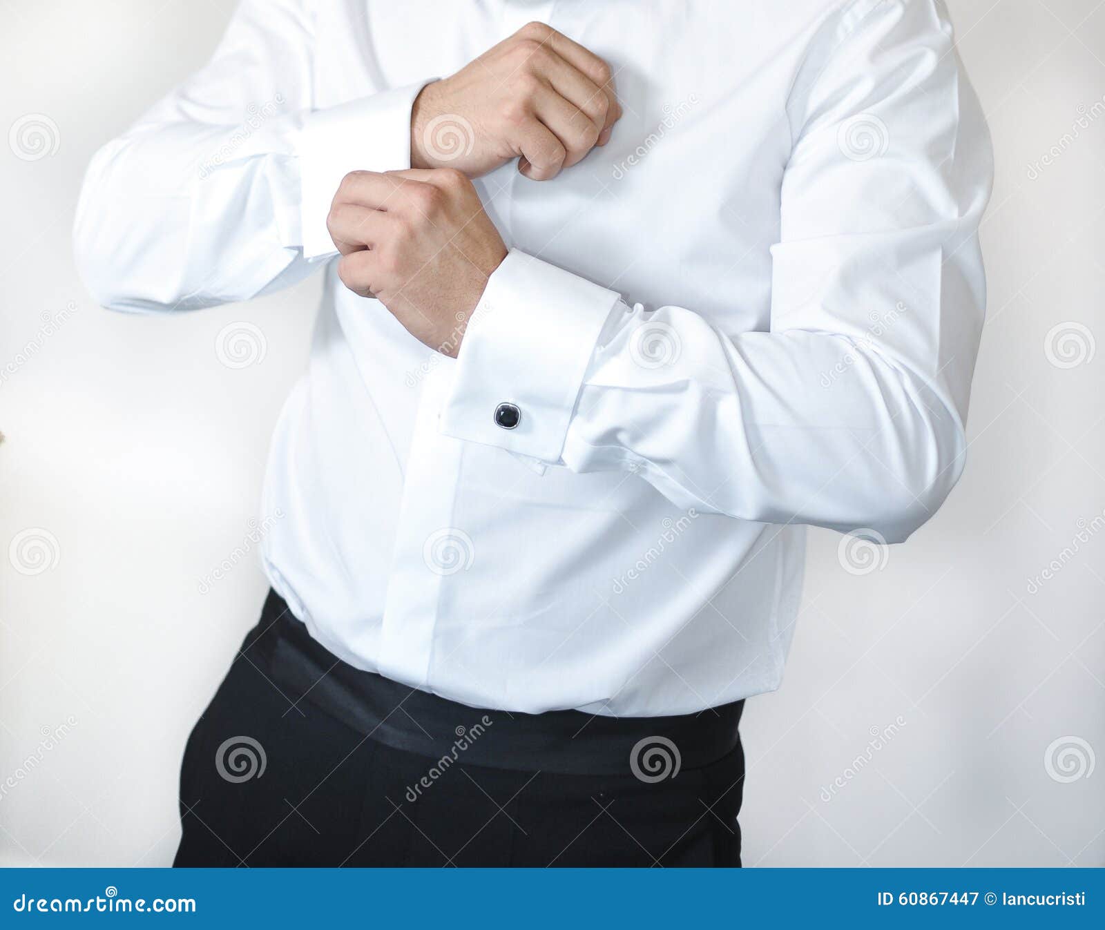 Come Mettere I Gemelli In Una Camicia Normale L'uomo Indossa I Gemelli Su Una Manica Della Camicia Uno Sposo Che