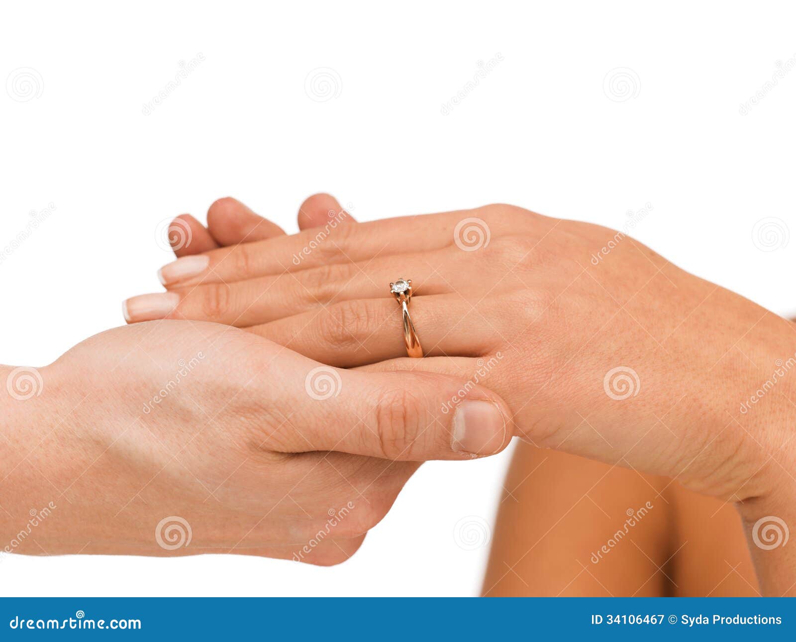 Su Quale Mano Si Mette La Fede L'uomo Mette La Fede Nuziale Sulla Mano Della Donna Immagine Stock
