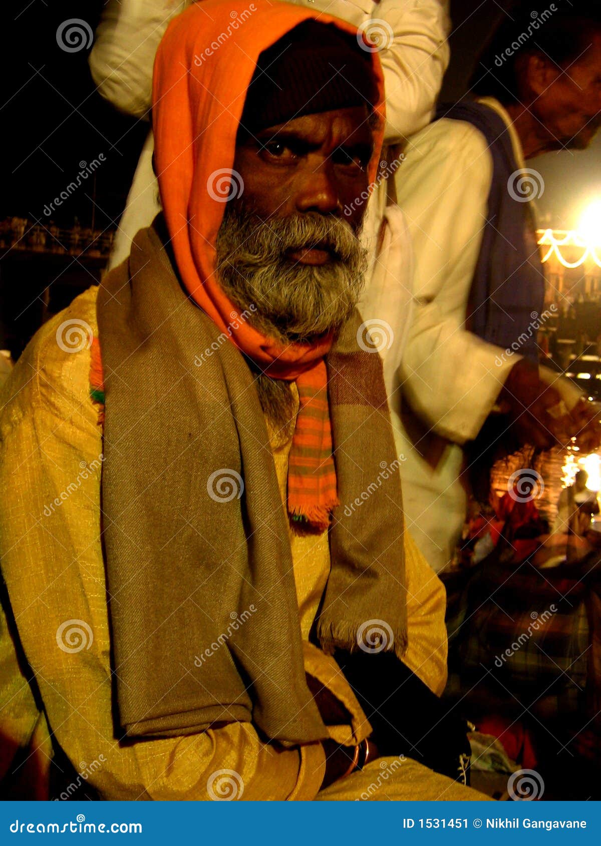 L'uomo santo. Un uomo religioso anziano dall'India assiste ad un festival indù in Alandi, India.