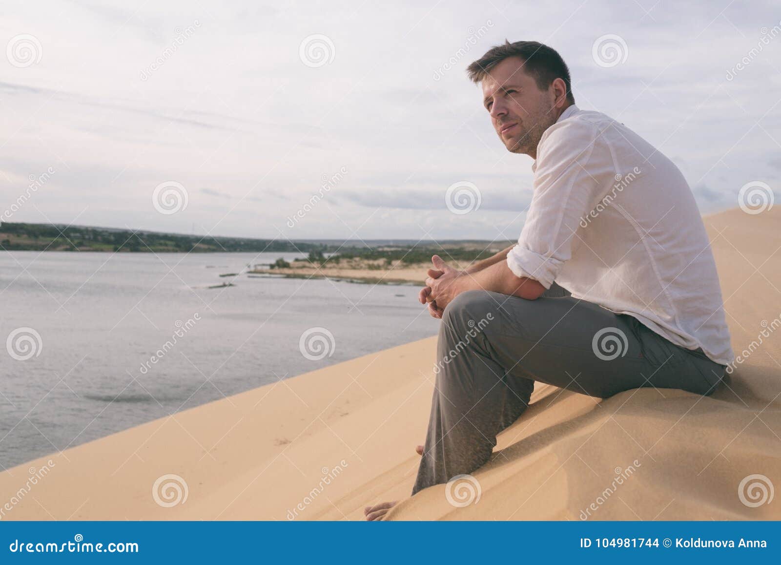 Un Tempo Adorato Ora Ignorato Da Lontano Osserva E Attende L'uomo Solo Che Si Siede Sulla Spiaggia Di Sabbia E Che Guarda Lontano