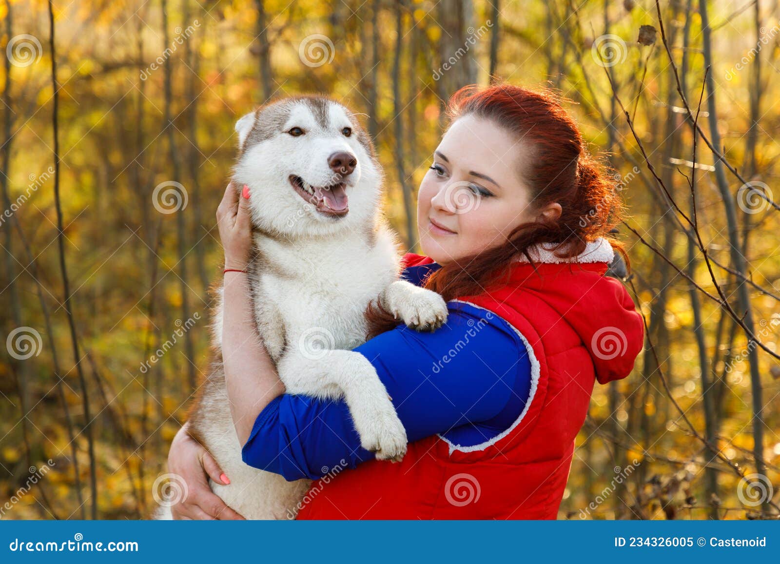 L'éleveur De Chiens Se Serre Dans Ses Bras Avec Son Chien Coquin Image