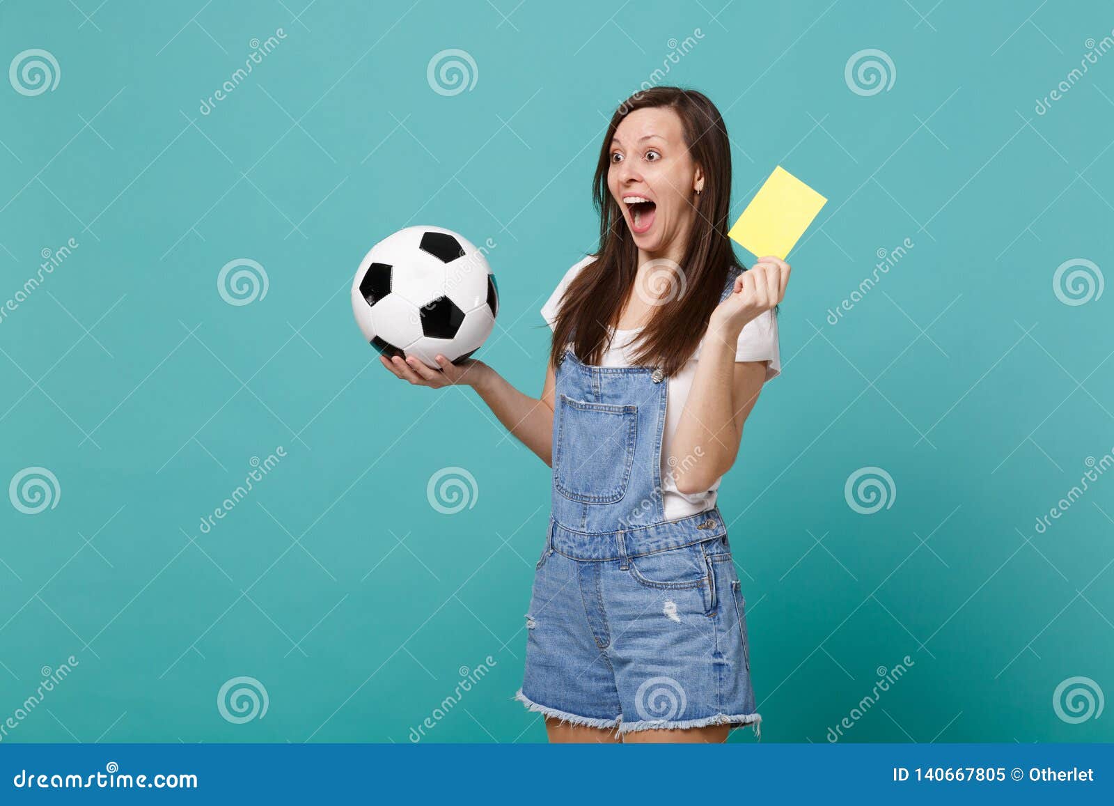 Léquipe Criarde Excitée De Soutien De Passioné Du Football De Femme Avec Du Ballon De Football