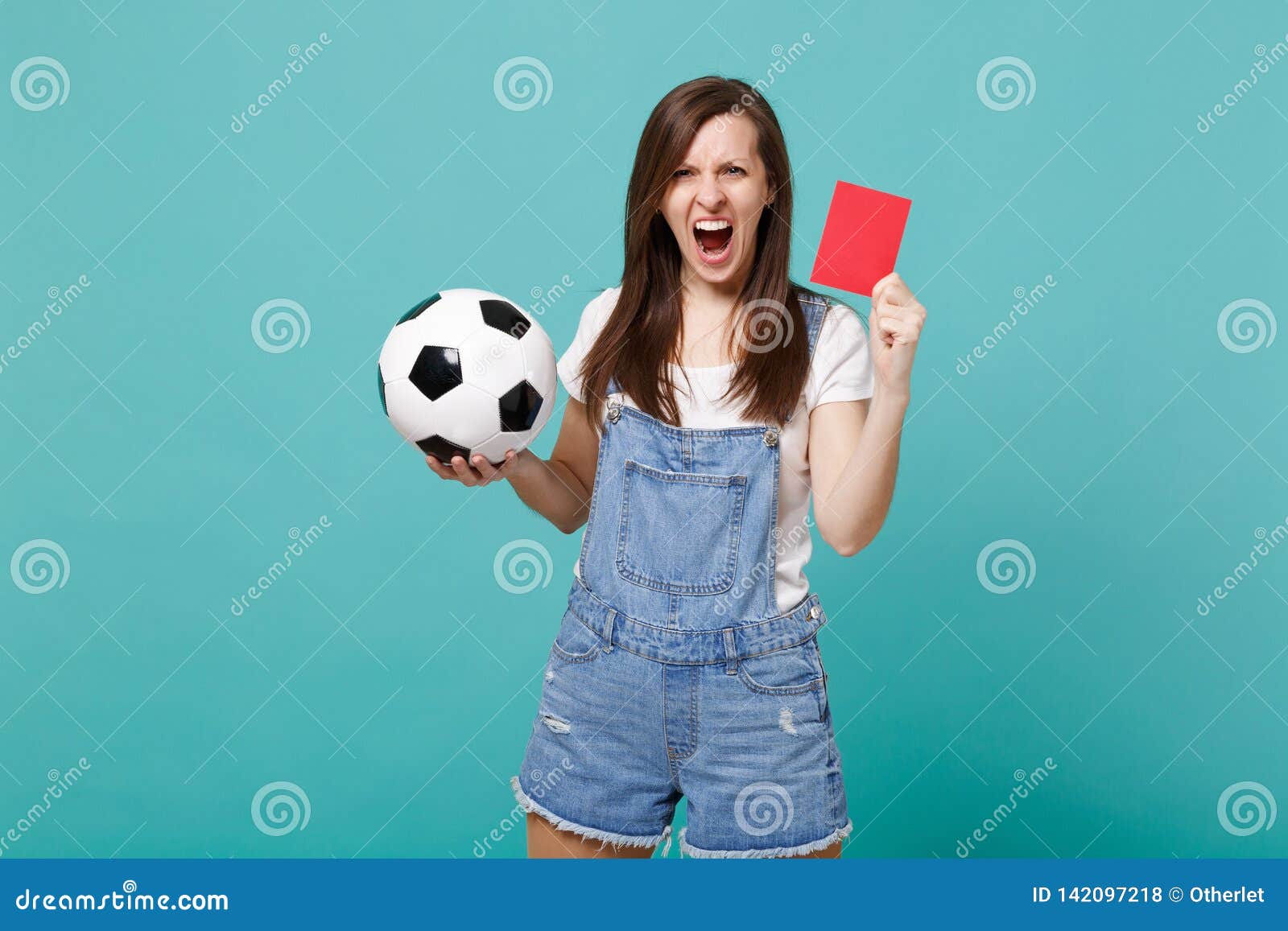 Léquipe Fâchée Criarde De Soutien De Passioné Du Football De Jeune Femme Avec Du Ballon De