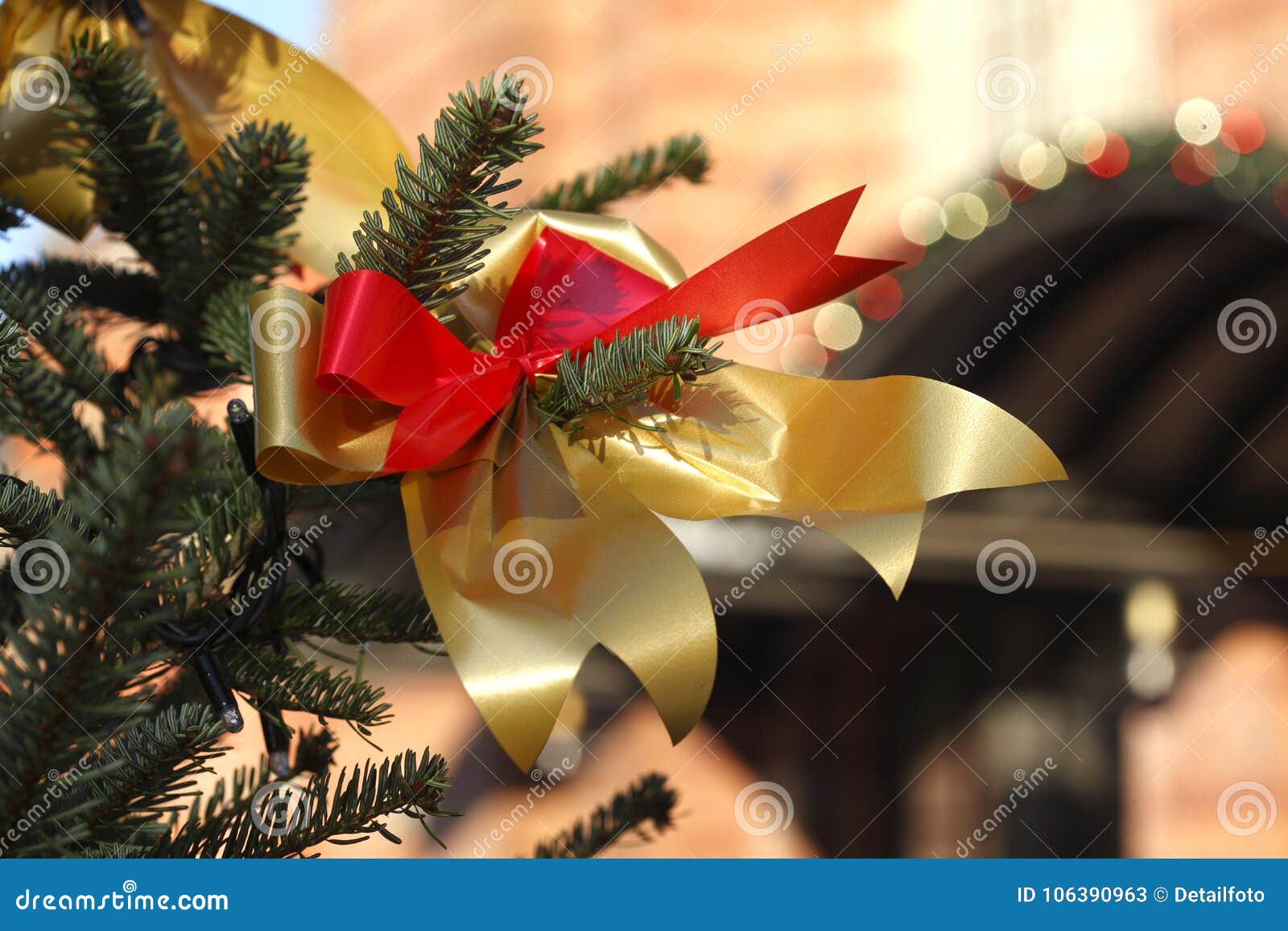 Laço Vermelho-dourado Em Uma árvore De Natal Imagem de Stock - Imagem de  aparamentos, decorado: 106390963