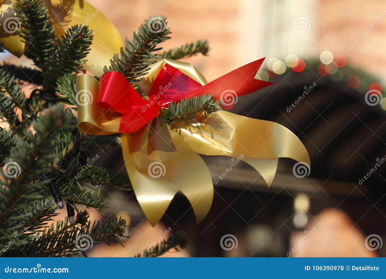 Laço Vermelho-dourado Em Uma árvore De Natal Foto de Stock - Imagem de filiais, vermelho: 106390978 Laço Vermelho-dourado Em Uma árvore De Natal Foto de Stock - Imagem de filiais, vermelho: 106390978