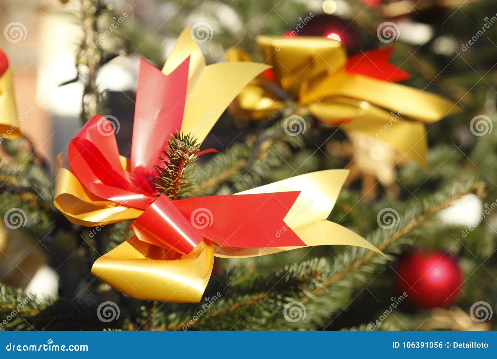 Laço Vermelho-dourado Em Uma árvore De Natal Foto de Stock - Imagem de  maré, filiais: 106391056
