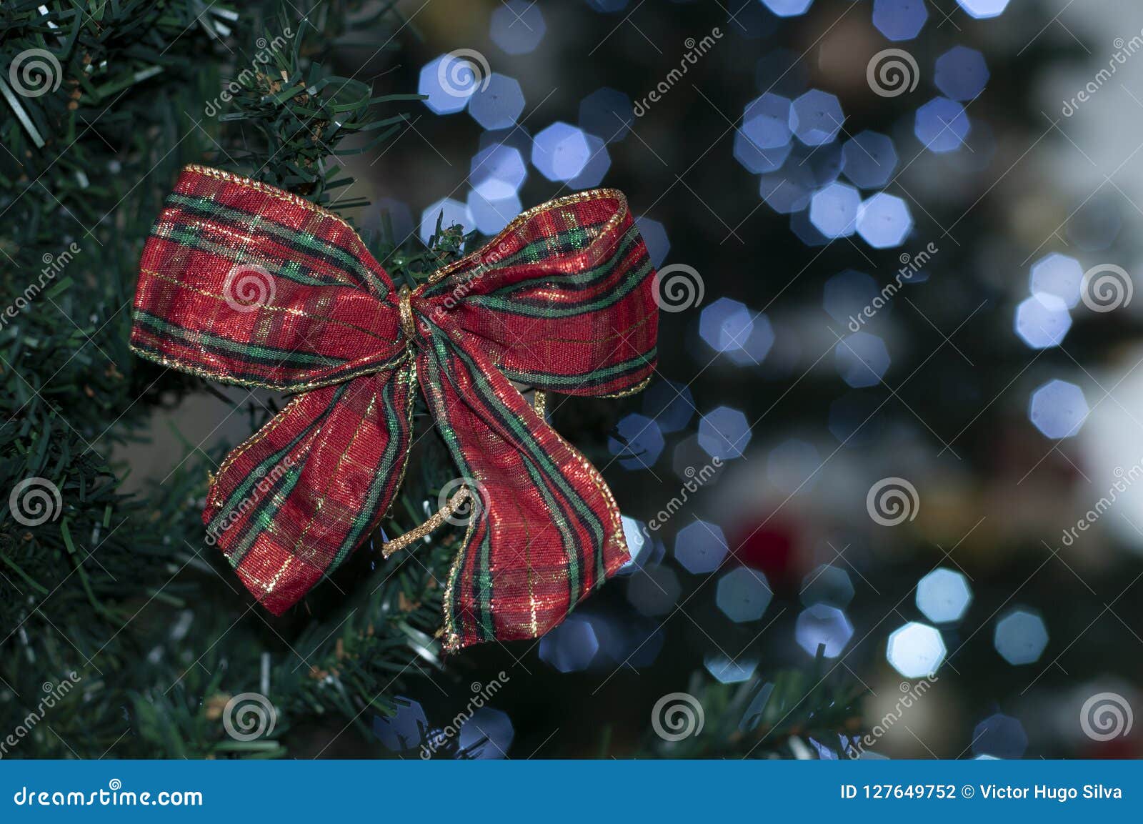 Laço Vermelho Na árvore Com O Espaço Para Escrever a Mensagem Do Natal Foto  de Stock - Imagem de dourado, esfera: 127649752