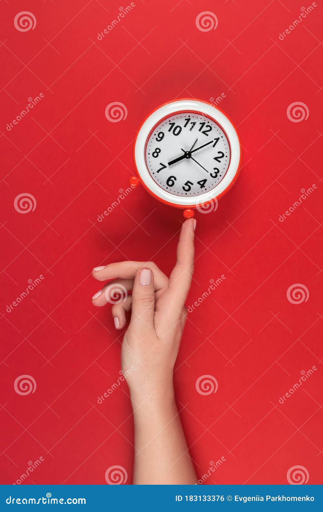 La Alarma Esta Configurada Para Las 7 Horas El Reloj Muestra 07 Horas 5 Minutos Foto De Archivo Imagen De Lunes Reloj 183133376
