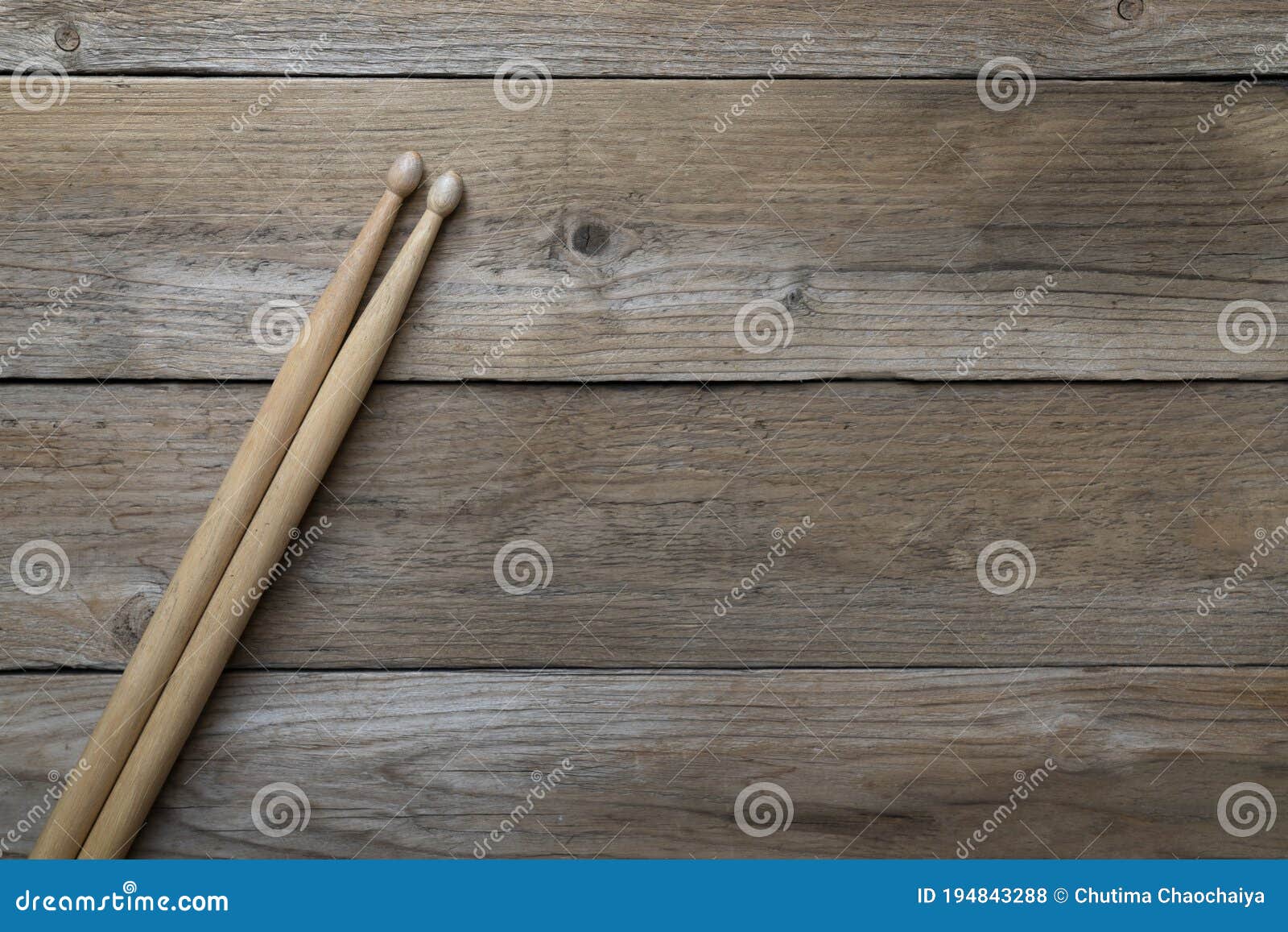 La Baguette De Tambour Sur Le Concept De Bois De Musique De Fond Vue De  Dessus De Table Photo stock - Image du bruit, pilon: 194843288