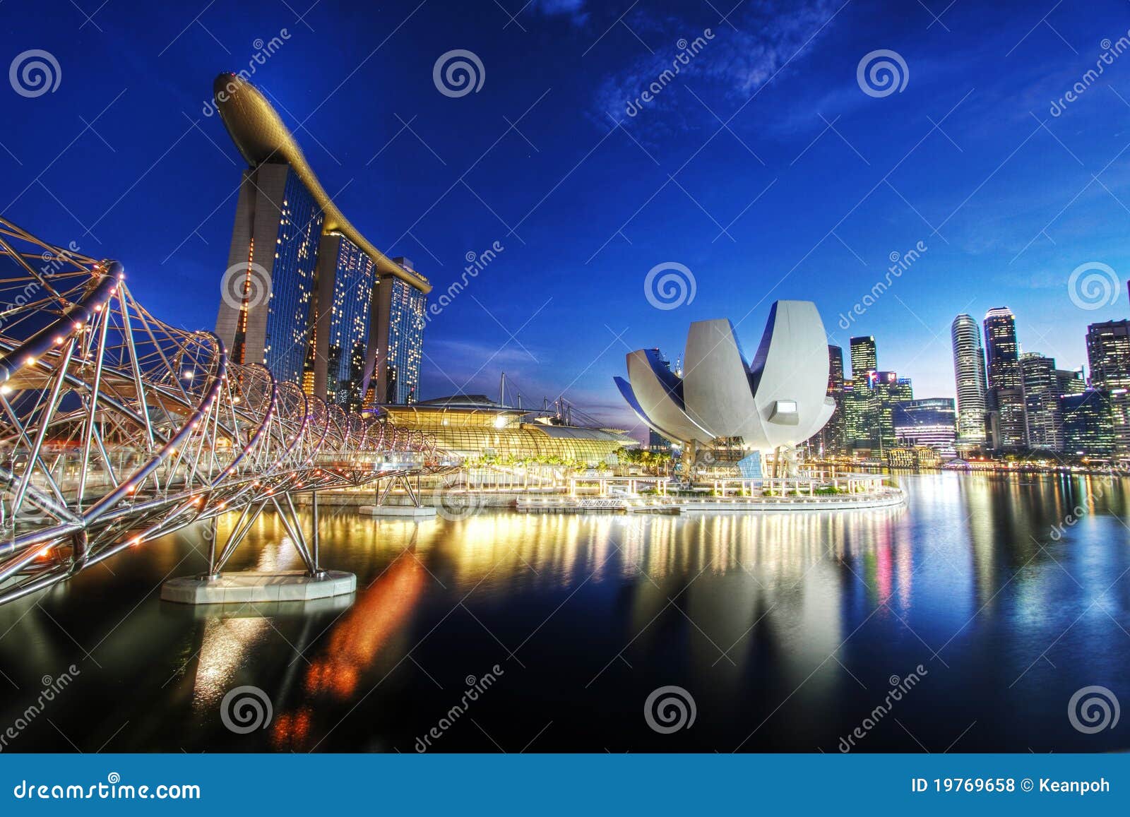 La bahía del puerto deportivo enarena Singapur. Una tarde de la bahía del puerto deportivo enarena el centro turístico en Singapur.