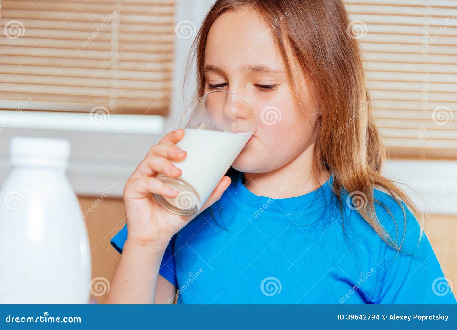 Пьет молоко на английском. Девочка пьет молоко. Ребенок пьет молоко. Девочка пьющая молоко. Человек пьет молоко.