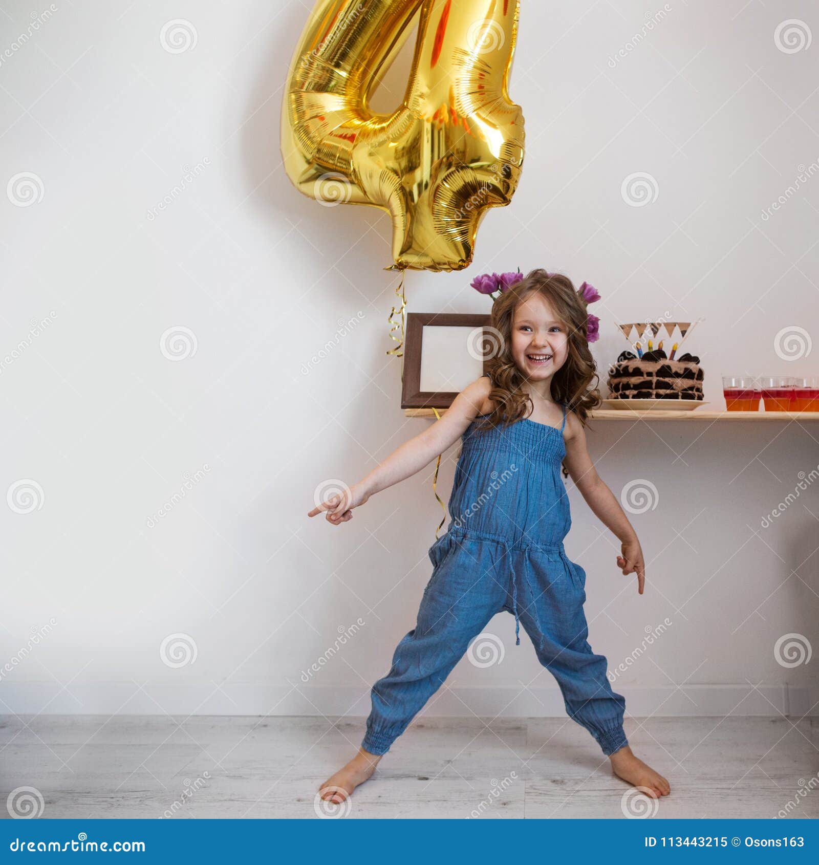 La bambina celebra il suo quarto compleanno