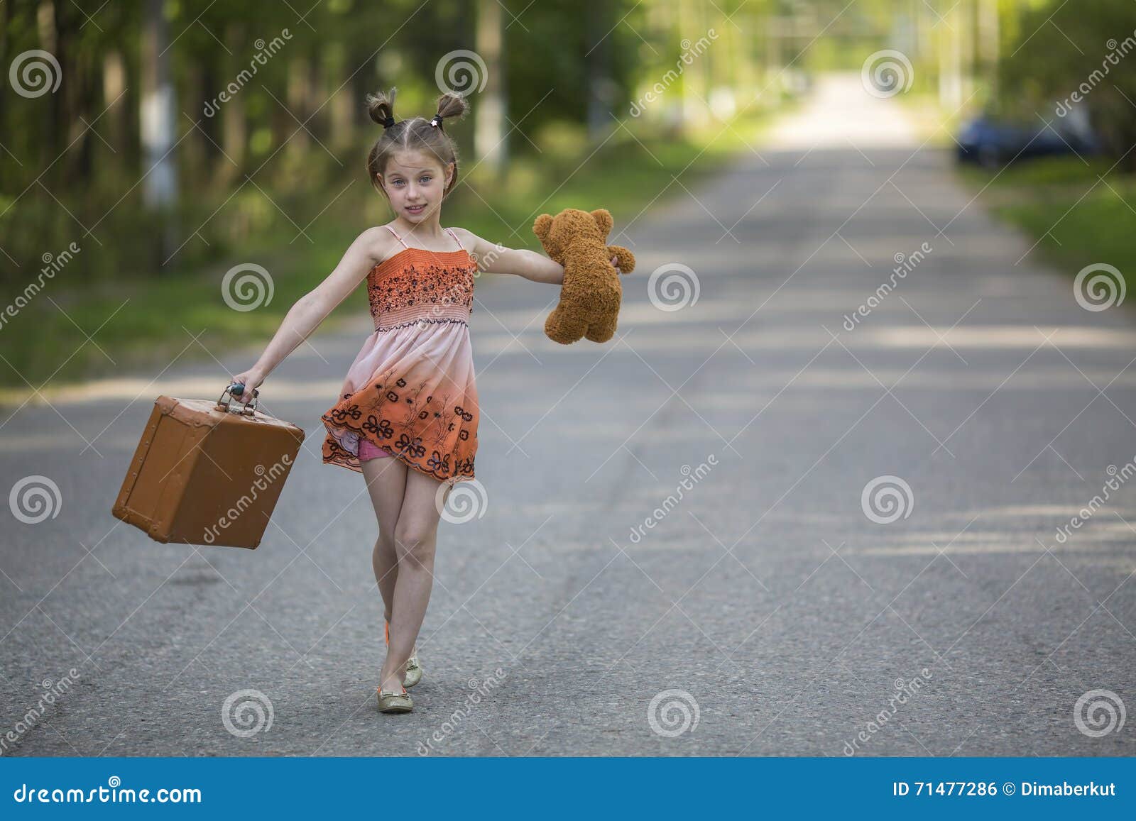 La Bambina Con La Valigia E La Camminata Dell'orsacchiotto è Sulla Strada  Fotografia Stock - Immagine di seduta, obbligazione: 71477286