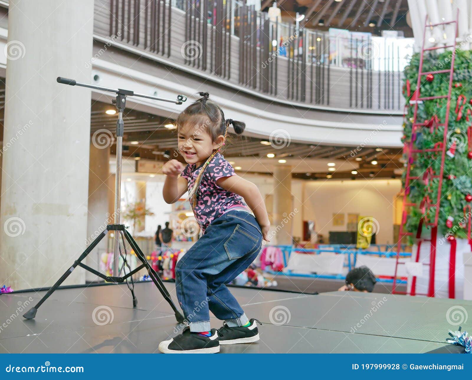 La Bambina Di 2 Anni Balla Su Un Palcoscenico Per L'allestimento in Uno  Spazio Pubblico - I Bambini Hanno Bisogno Di Spazio Per L Fotografia Stock  - Immagine di bambino, gioia: 197999928