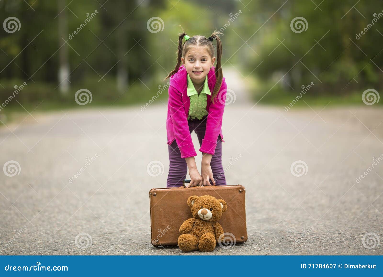 La Bambina Impertinente Con Una Valigia E Un Orsacchiotto Sta Andando in  Viaggio Camminata Immagine Stock - Immagine di infanzia, attivo: 71784607