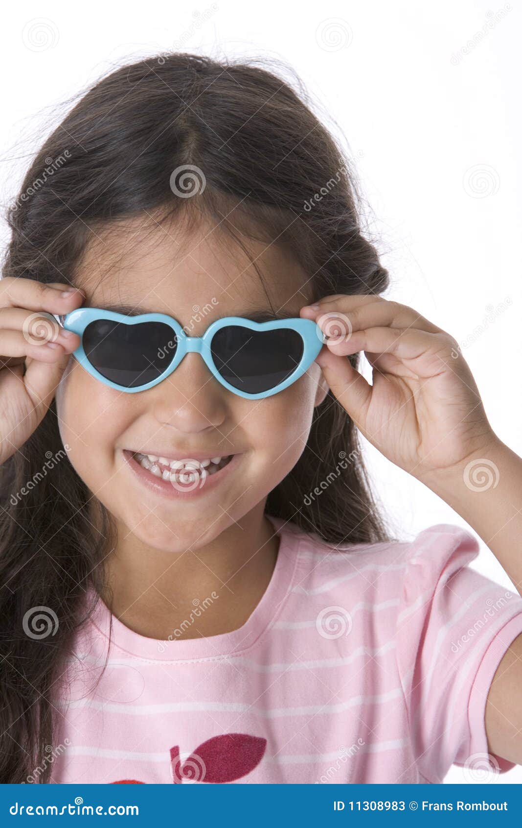 La Bambina Sta Portando Gli Occhiali Da Sole a Forma Di Cuore Immagine  Stock - Immagine di bambino, verticale: 11308983