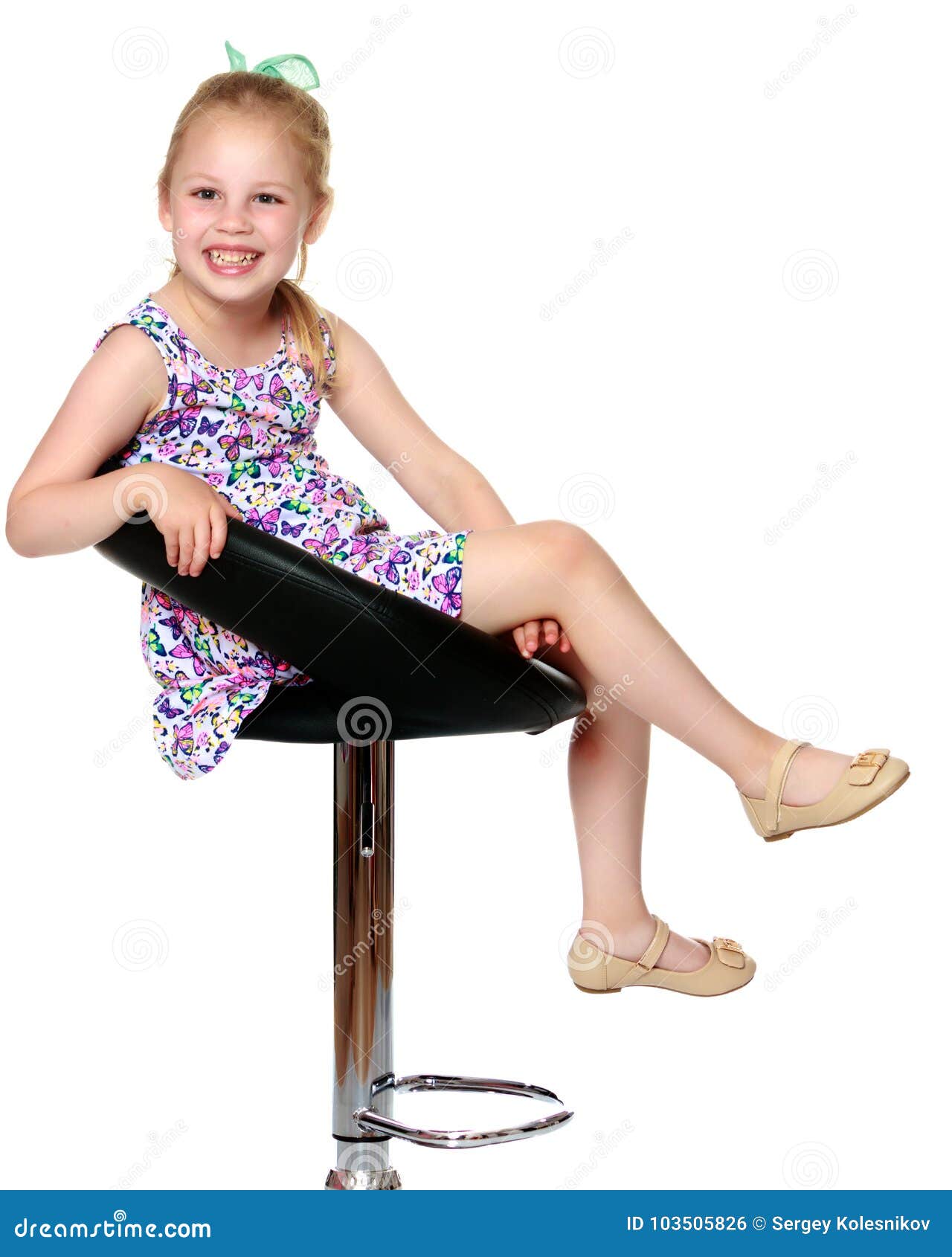 Ребенок сидит на ножках. Девочка на стуле. Маленькая девочка сидит на стуле. Девочка на табуретке. Маленькая девочка на стульчике.