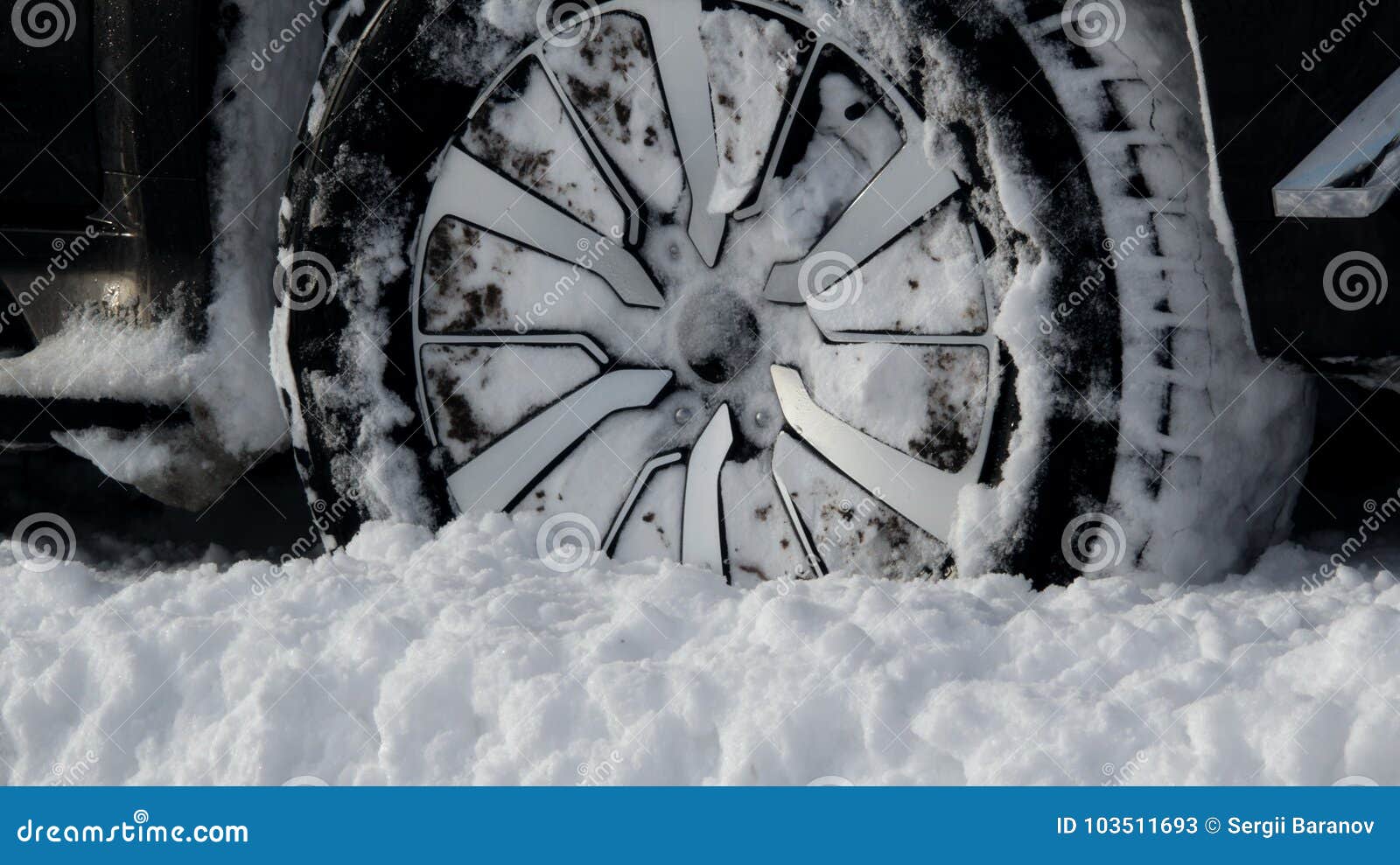 La Bande De Roulement Tout-terrain De Pneu D'hiver a Emballé Avec La Photo  D'actions De Neige Image stock - Image du configurations, clouté: 103511693