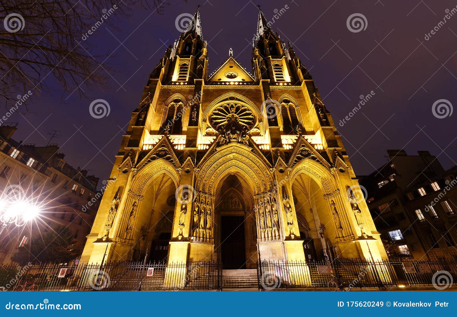 La Basílica Católica De Saint Clotilde En La Noche París Francia. Imagen de archivo - Imagen de parisiense, casos: 175620249 La Basílica Católica De Saint Clotilde En La Noche París Francia. Imagen de archivo - Imagen de parisiense, casos: 175620249