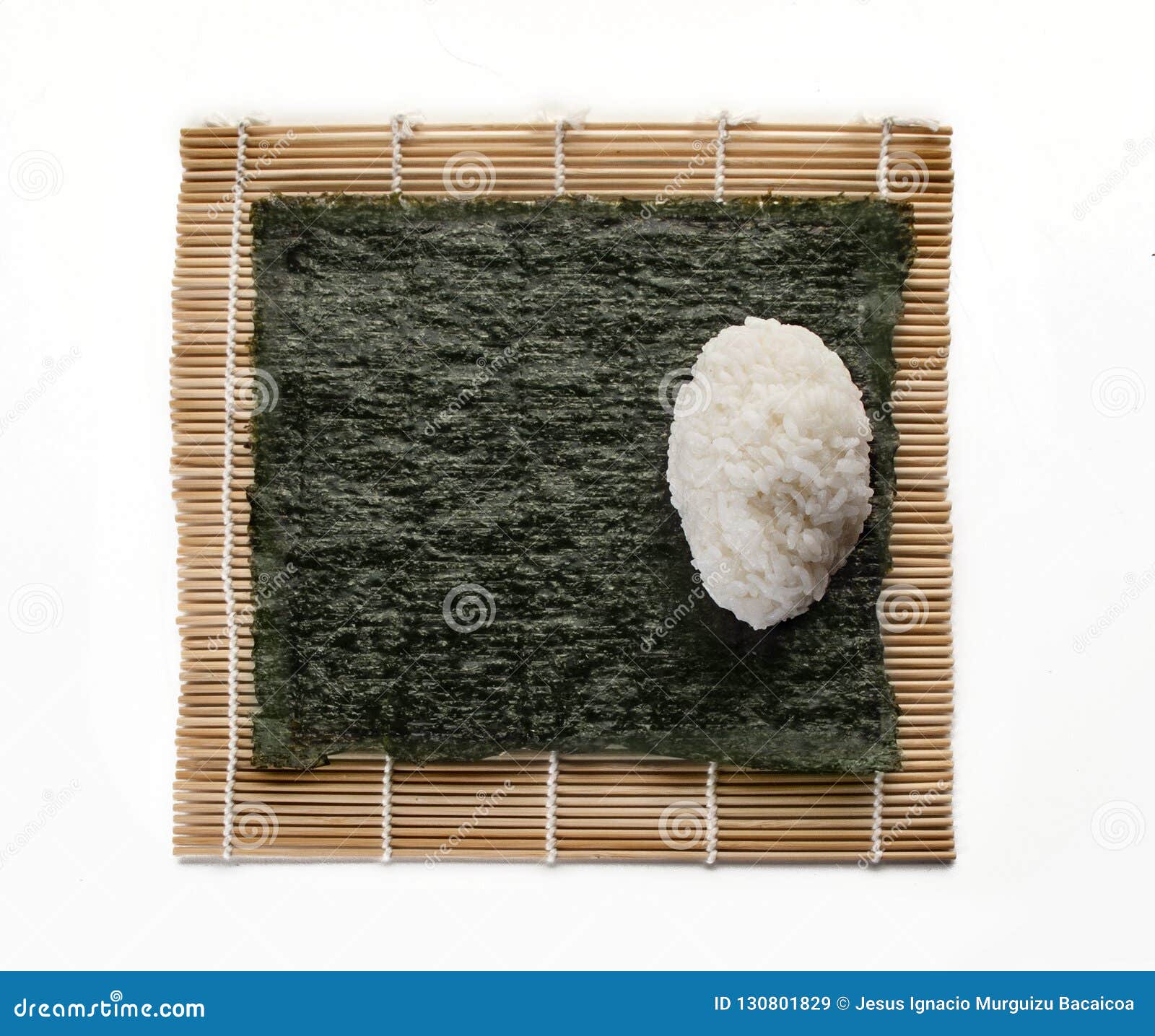 La Base Quadrata Di Alga Per I Sushi Con Una Palla Di Riso Su Una Stuoia  Vede Immagine Stock - Immagine di stipendio, sfera: 130801829