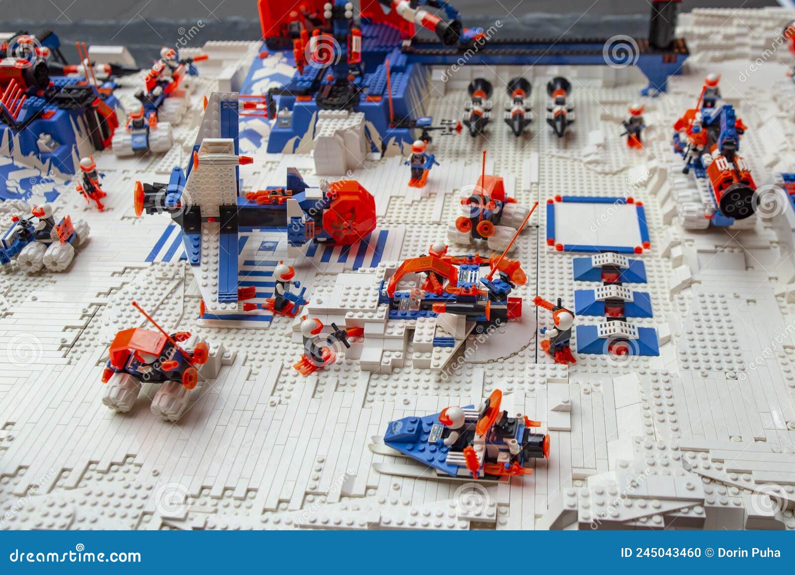 La Battaglia Dei Giocattoli Della Lego Su Un Tavolo Per Una Mostra