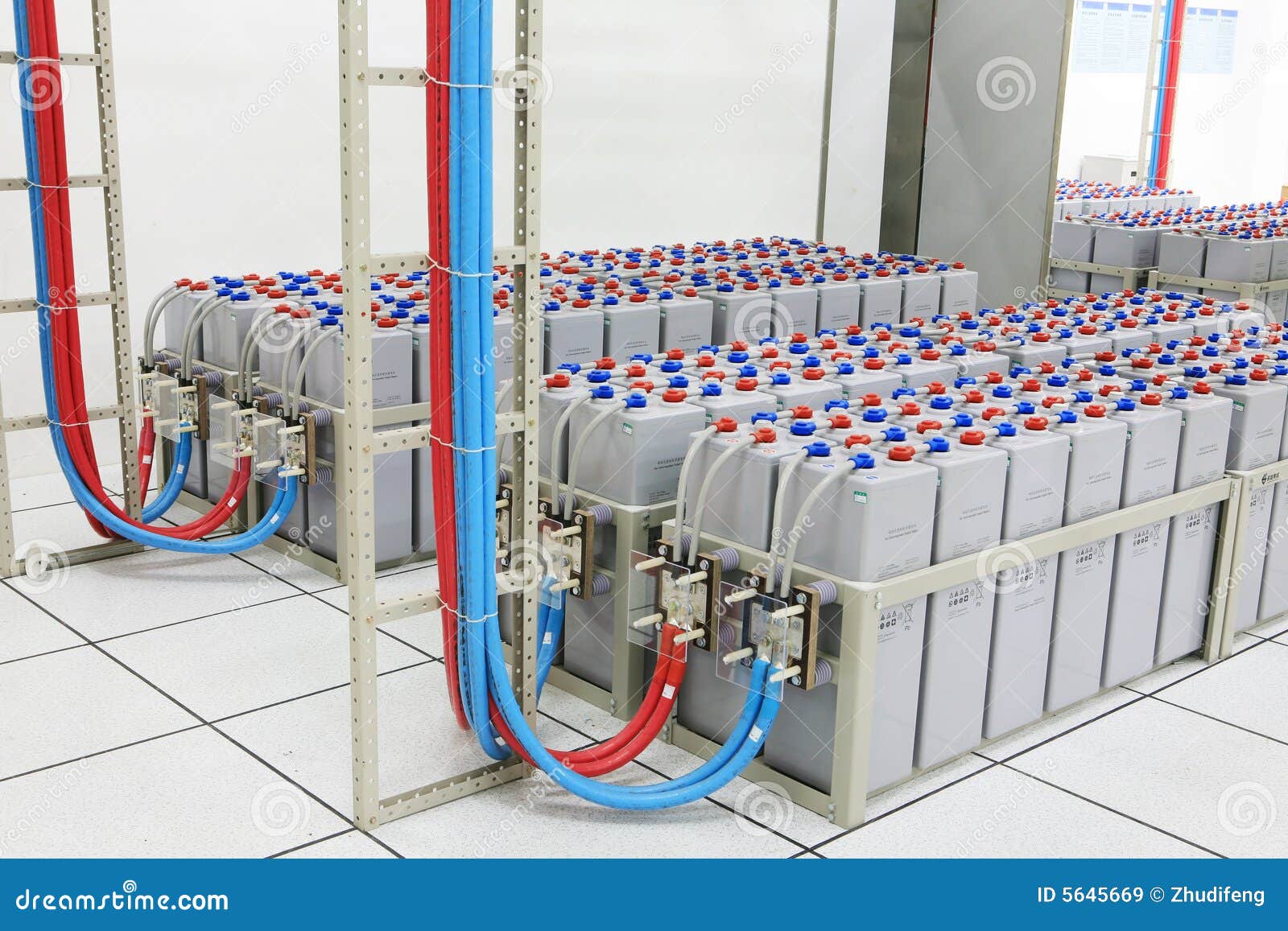 La Batterie D'accumulateurs Image stock Image du économie, alignement