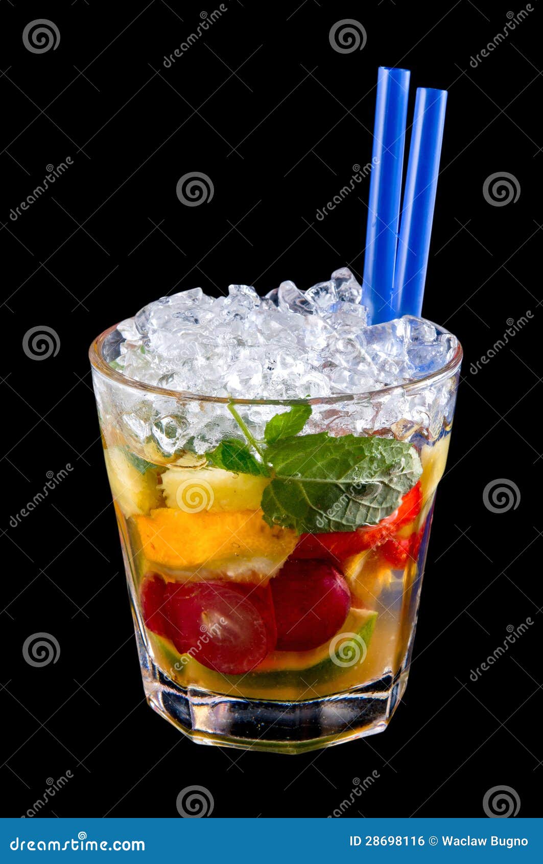 La Bebida Del Alcohol, Cóctel Con Las Frutas, Hielo, Aisló Negro de archivo - Imagen de ginebra, corte: 28698116
