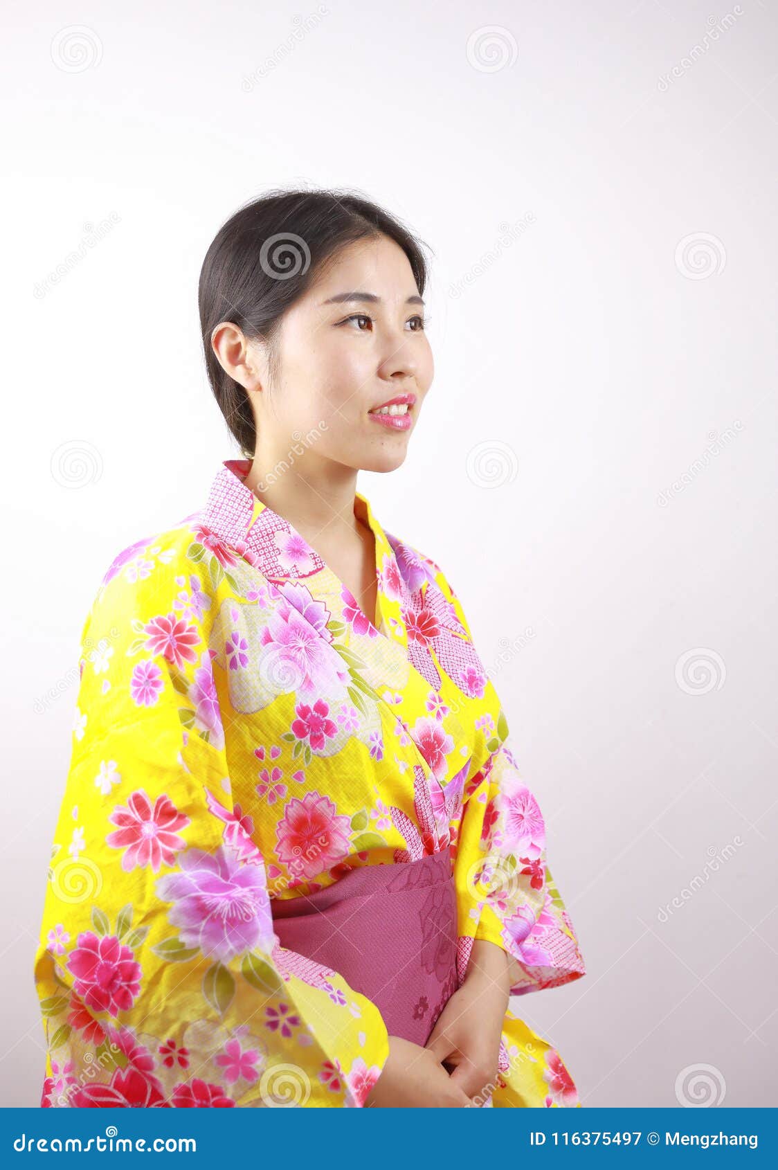 La Bella Donna Giapponese Asiatica Tradizionale Della Geisha Indossa Il Fondo Bianco In Bianco