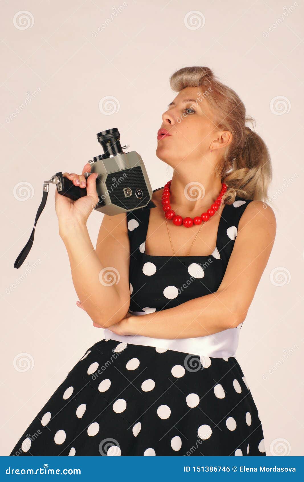 La Belle Femme Blonde Dans Le Style De Pin up Habill Dans Une