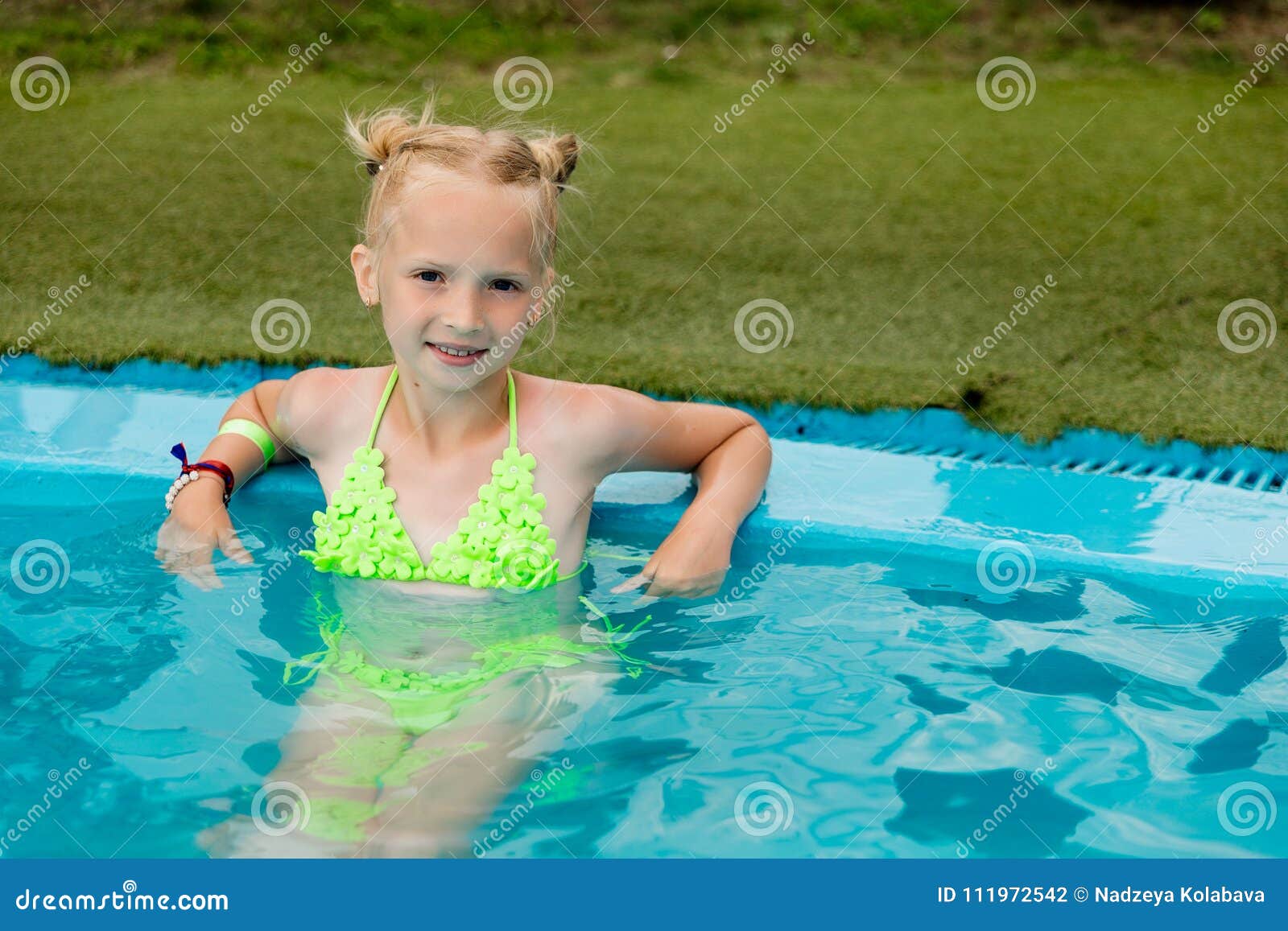 Девочка купается купальник. Девочка в купальнике плавает. Девушки купаются в бассейне в купальнике. Девочка купальник бассейн. Пухлые дети в купальниках в бассейне.