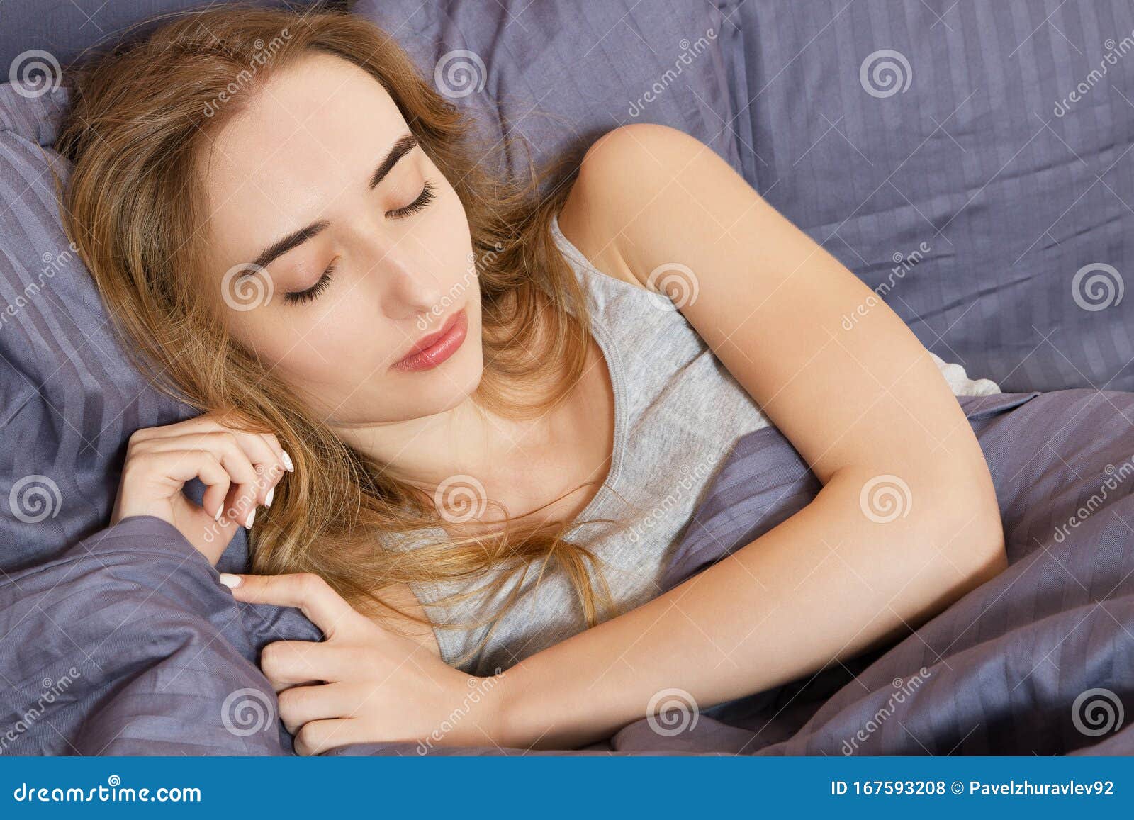 La Belle Fille Dort Dans La Chambre à Coucher Femme De Sleepinf Dans La Fin De Lit Belle Jeune 