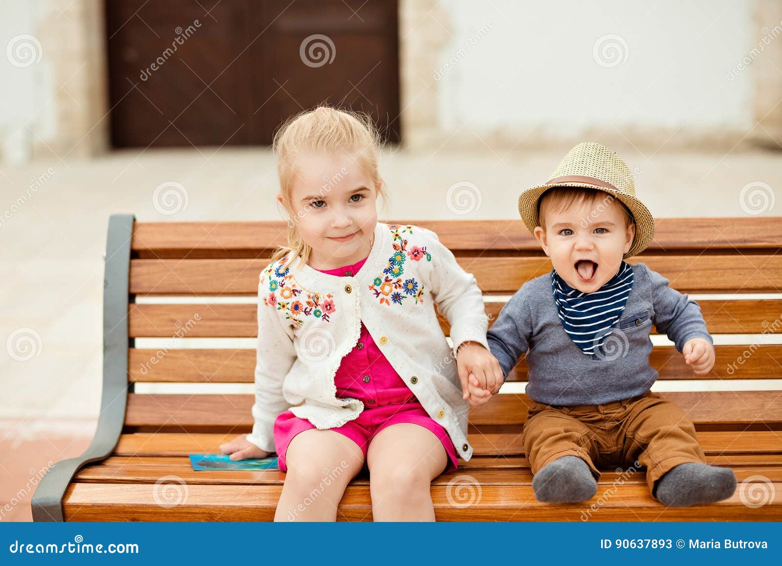 La Belle Fille Tient La Main Du Bebe Garcon Riant De Frere Dans A Image Stock Image Du People Loisirs La Belle Fille Tient La Main Du Bebe Garcon Riant De Frere Dans A Image Stock Image Du People Loisirs